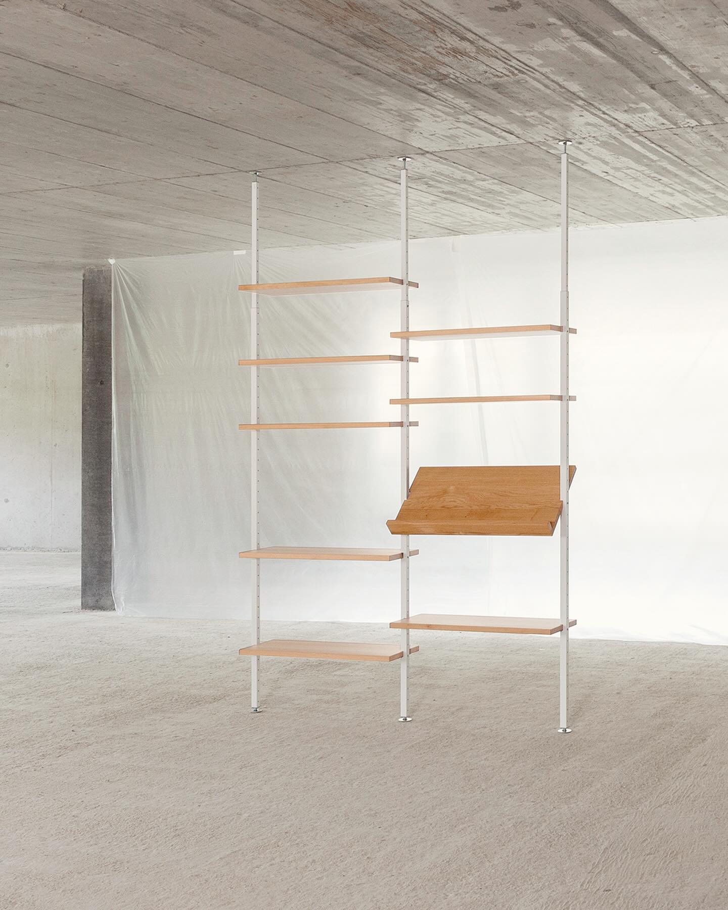 Die praktische Magazinablage setzt Bücher und Zeitschriften stilvoll in Szene! #johanns #johannsfurniture #teleskopregal #klemmregal #shelf #magazinablage #interiordesign #interior #furniture #möbel #raumteiler #design