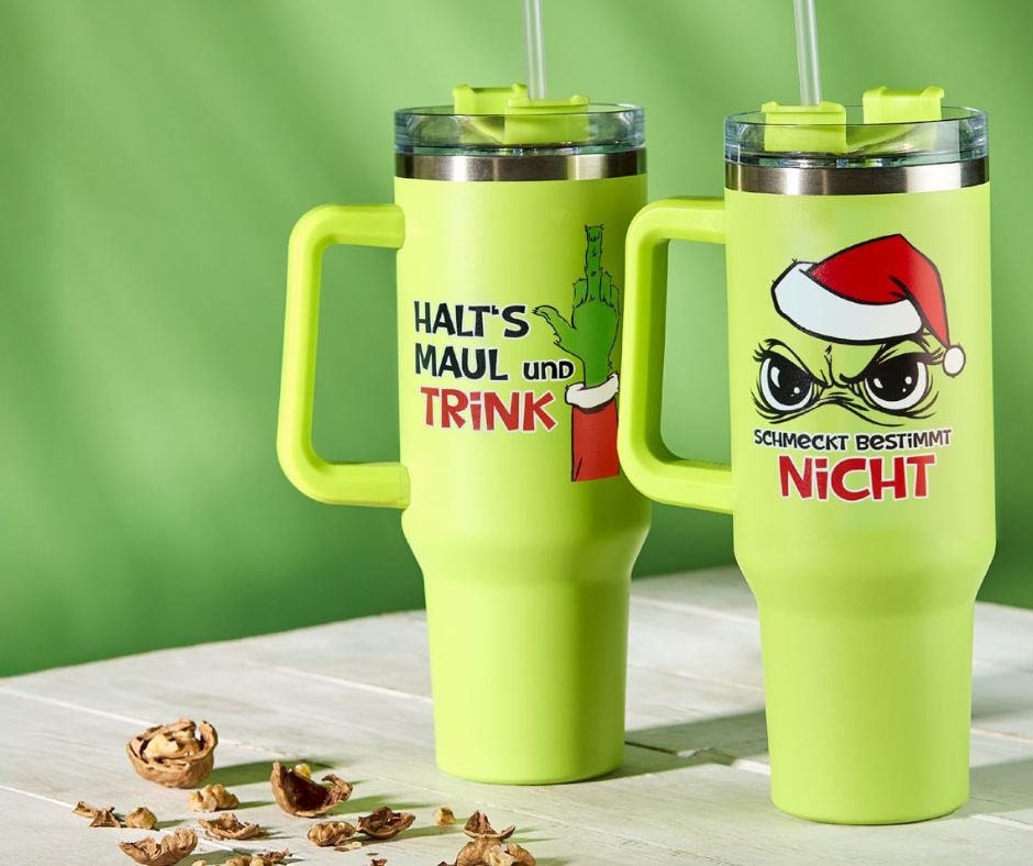 💚☕ Der Festtagsmuffel hat wieder zugeschlagen! ☕💚 Frech, kultig und einfach zum Liebhaben – unsere Festtagsmuffel-Becher aus Edelstahl sorgen für gute Laune, auch bei Weihnachtsmuffeln 😉. Perfekt für