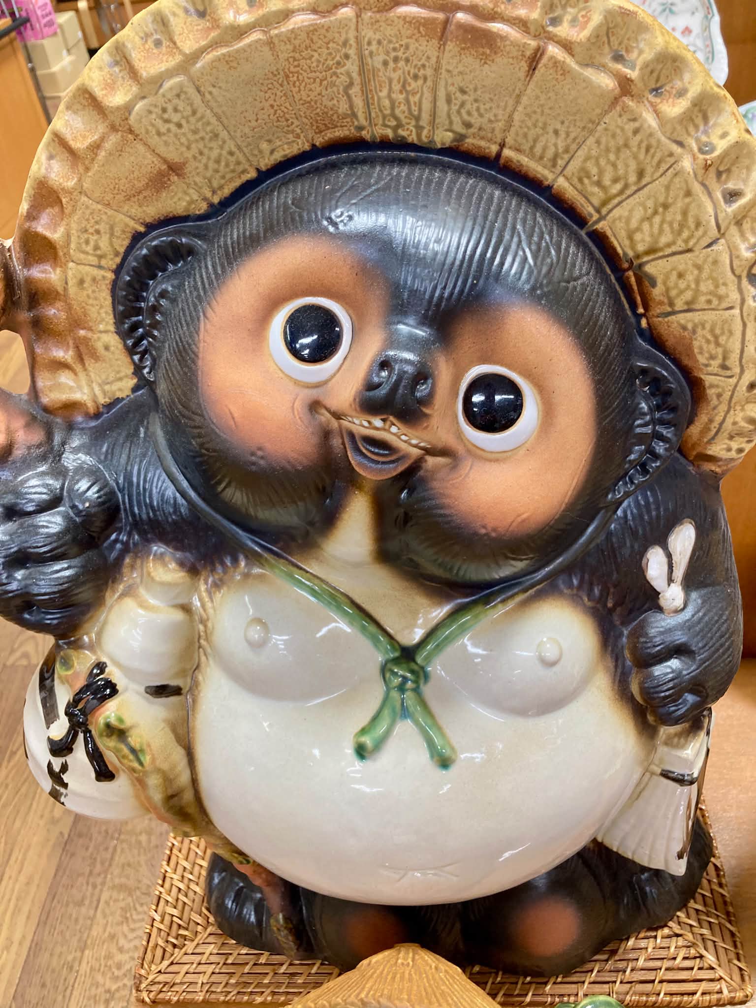 皆様こんにちは、松崎屋陶器店です。 この度、信楽焼の「たぬき」が