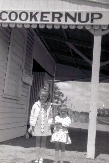 Memories - At Cookernup Railway Station in 1970s. Courtesy Scerescini ...