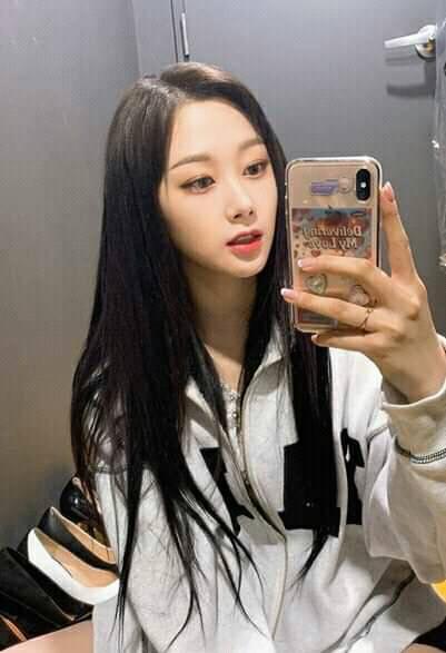 I need more Giselle mirror selfie. - aeriselle✨