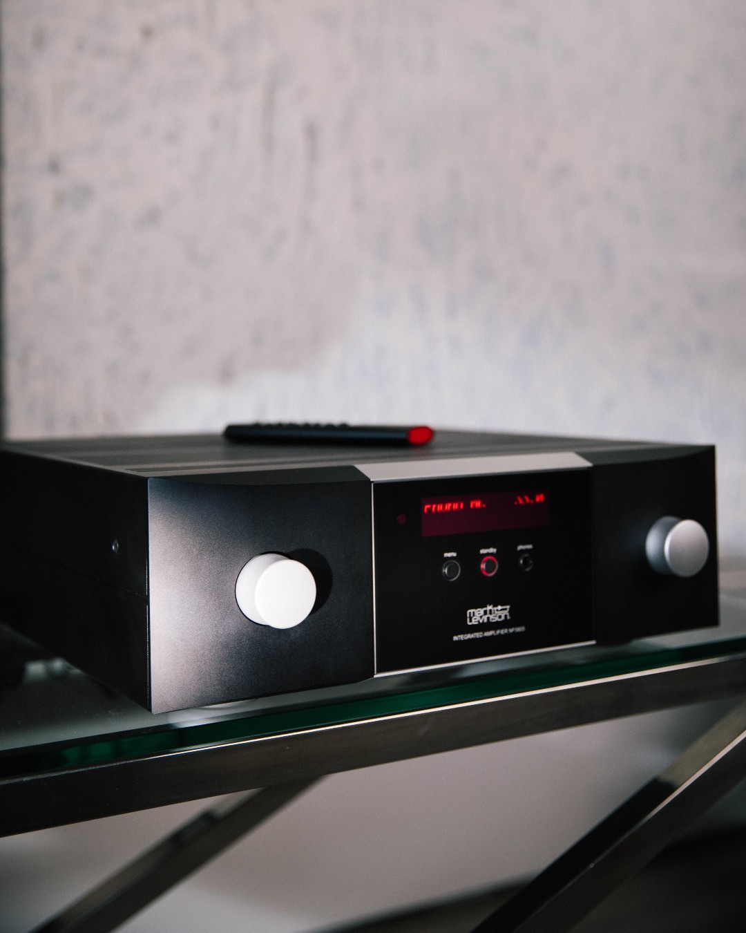 Experience unparalleled sound clarity with Mark Levinson No5805