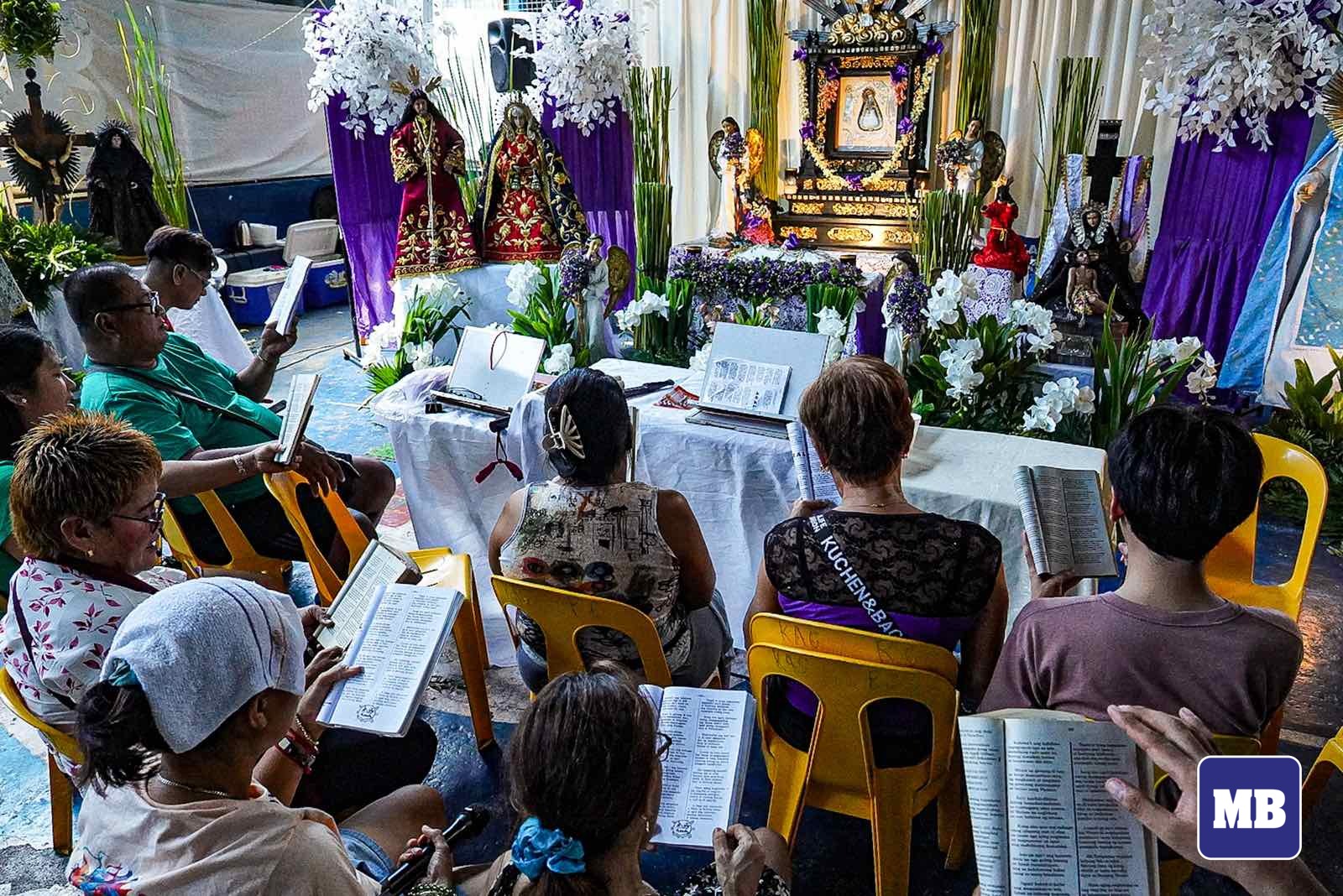 MANILA - Residents of Tondo, Manila, chant the Passion of Jesus Christ ...