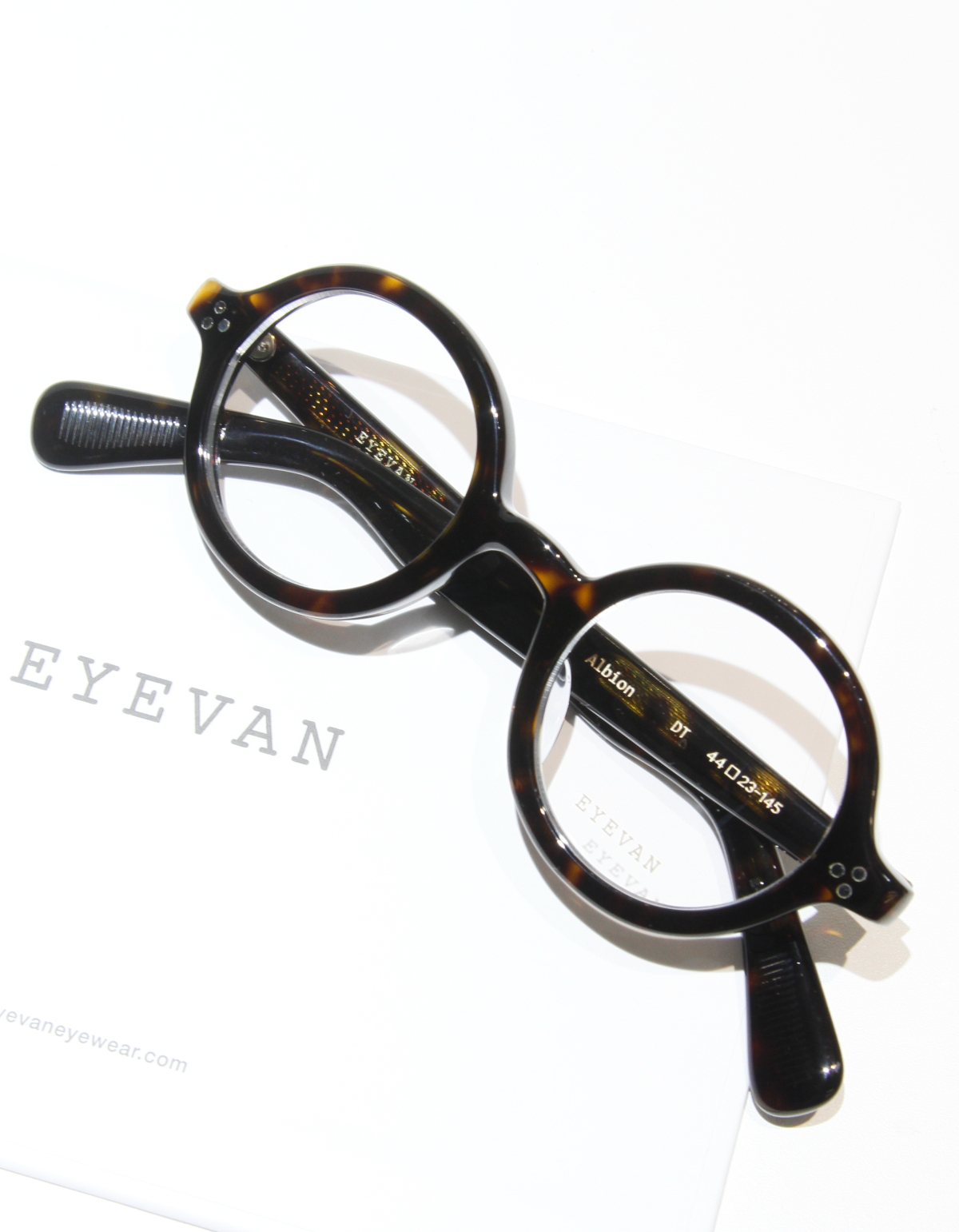 EYEVAN 2025 S/Sから、新作ALBIONが入荷しました。1960年代にフランス 
