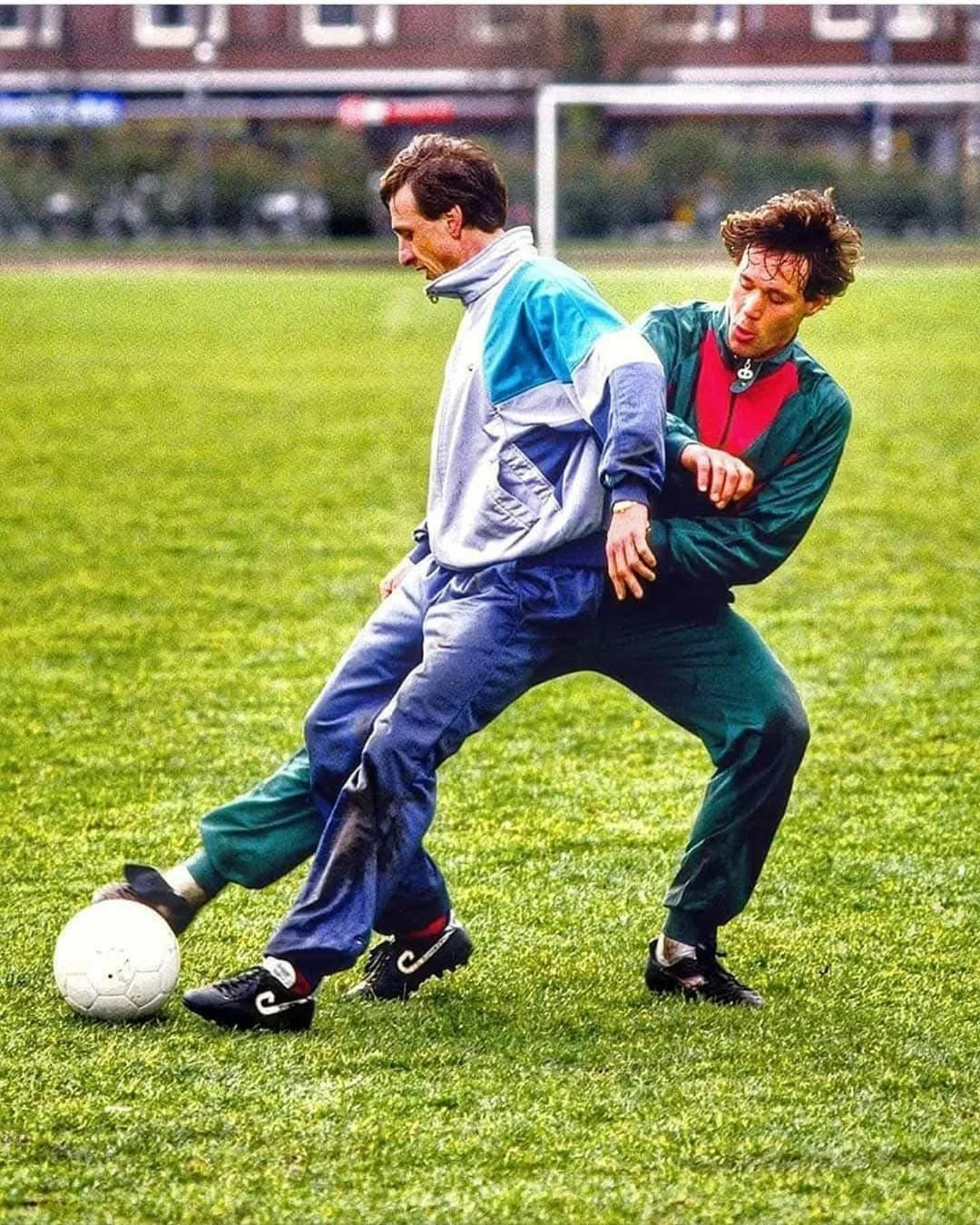 Mundial - Johan Cruijff against Marco Van Basten: One Pic, two Legends ...