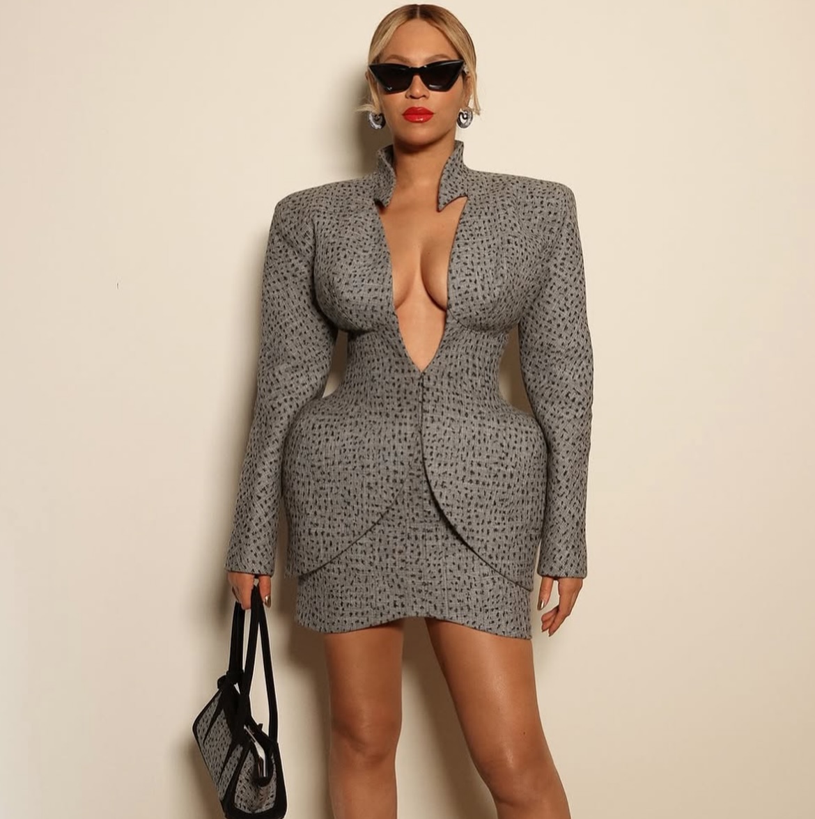 Beyoncé attended the #Matriarch book event in LA in a #Mugler SS25 RTW look. Hot! Or Hmmm...? 📸Betonce.com #beyoncefbd