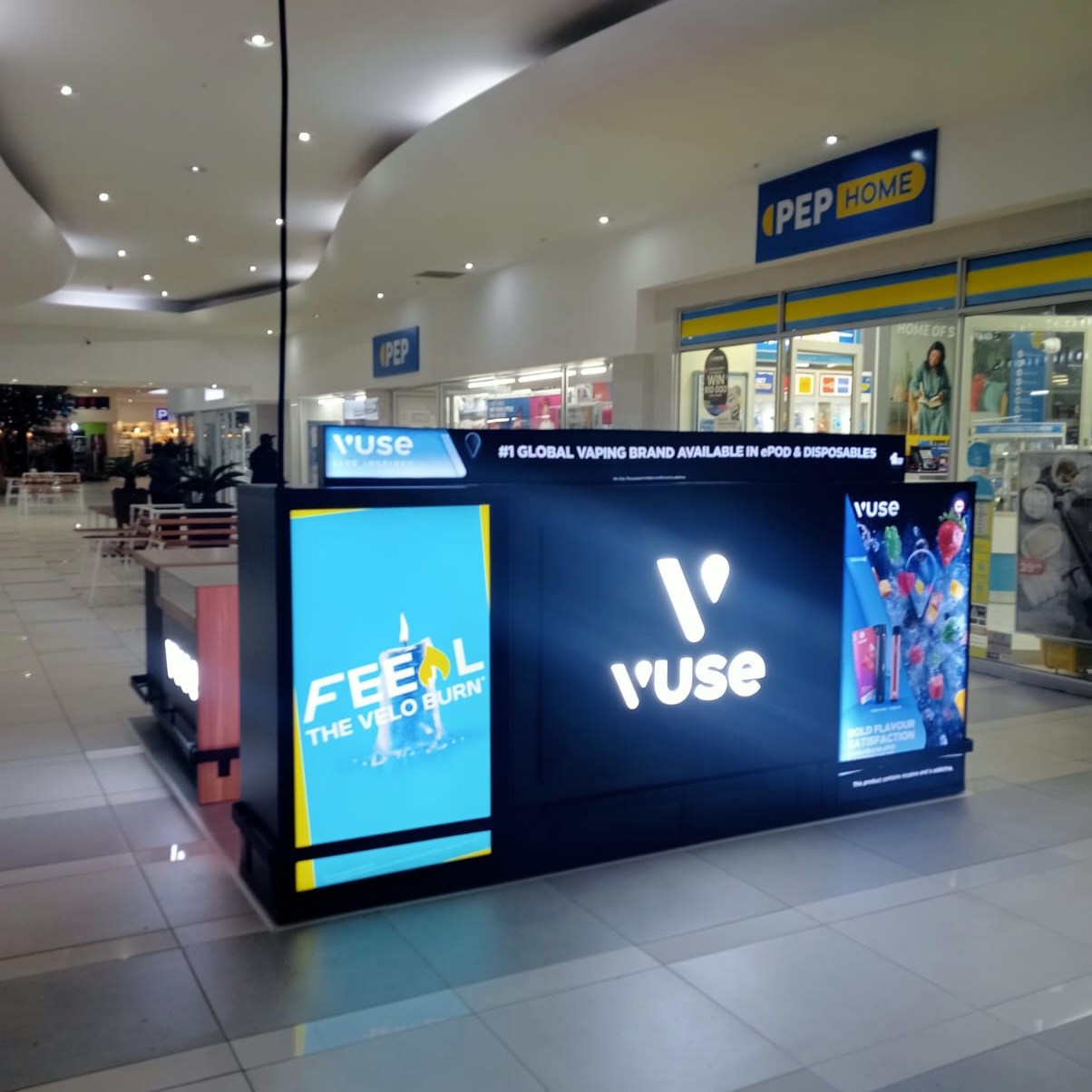 intérieur vap vuse Vaping just got more convenient – has landed at West Acres! 💨 Explore premium vape products, sleek designs, and satisfying flavours – all right here in the centre. Vuse inspiration store/kiosk cambridge vapes blue diamond Prefilled Pods Flavor:Golden Tobbacco Ice