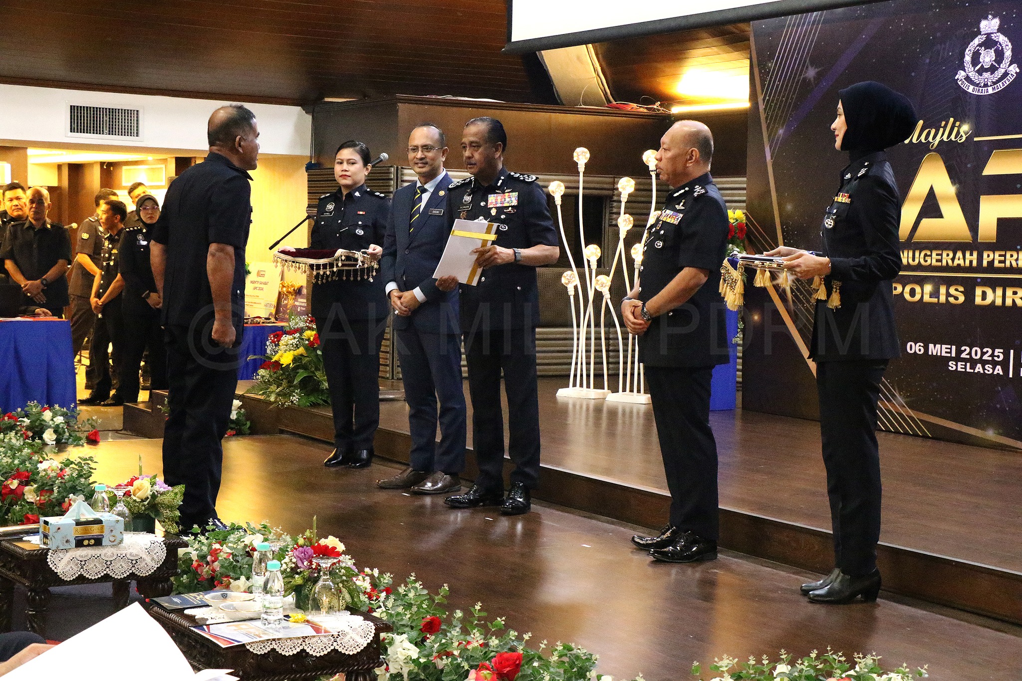 Polis... - Polis Diraja Malaysia ( Royal Malaysia Police )
