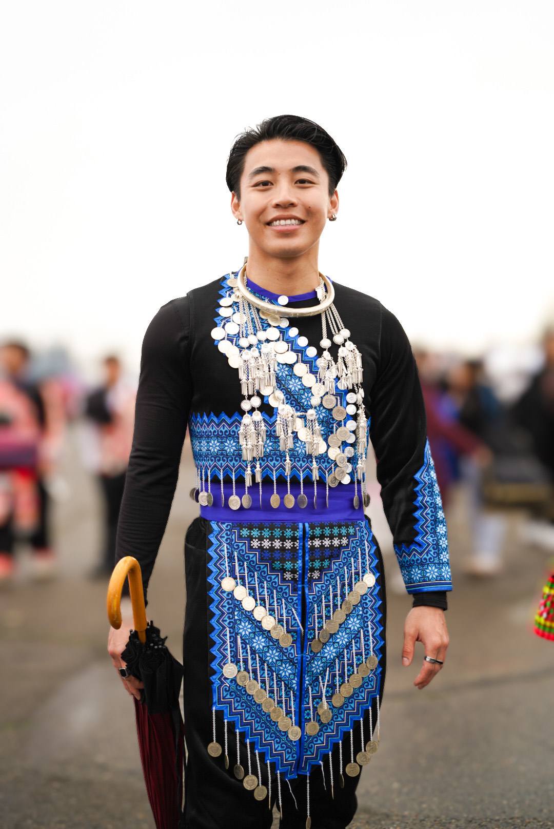 hmong dress Wearing traditional clothing to Hmong New Year festival white hmong clothes Winter Wedding Dress, Turtle ldress apron and belt YOUR ZOO SIZE:MEDIUM