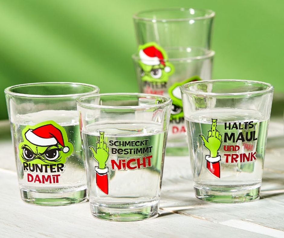 🥃💚 So stoßen Festtagsmuffel an! 💚🥃 Unsere frechen Shotgläser bringen Spaß auf jede Feier – auch für die, die Weihnachten eigentlich gar nicht feiern wollen. 😉 Perfekt zum Anstoßen, Schmunzeln und Run