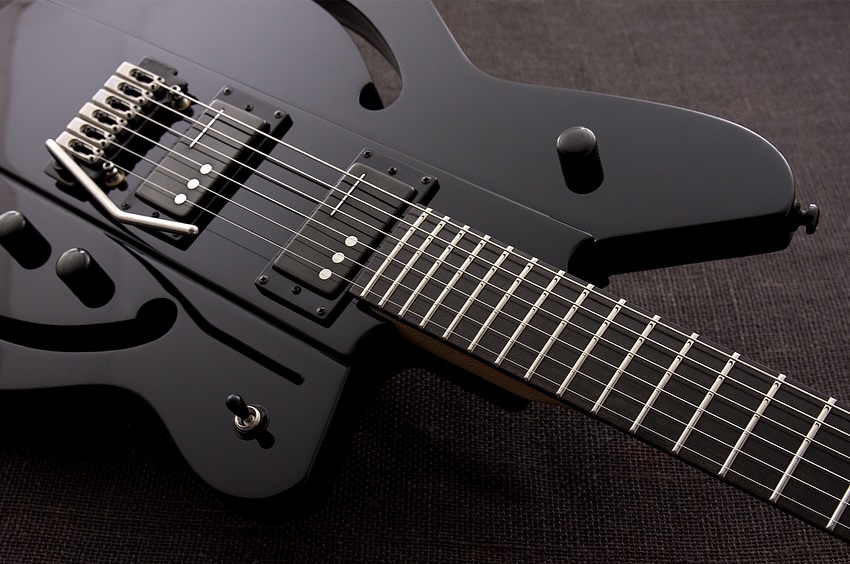The Reverend Airsonic Blackout Edition has Railhammer Heavy 90 at