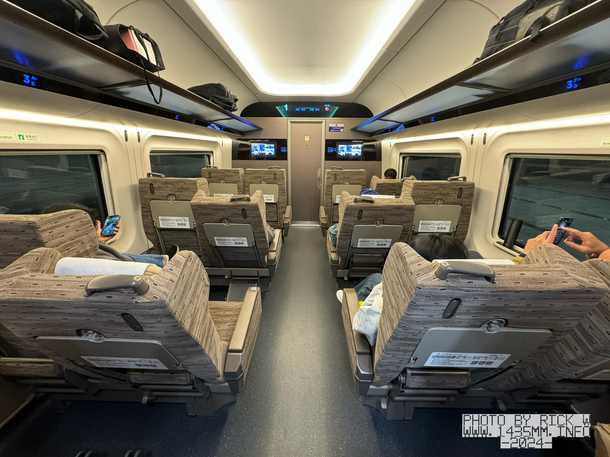 記 - 北京>香港 高鐵 G897次: 特等座，位於1和16號車廂。但怎麼看都只不過是一等座，想不通。 | Facebook