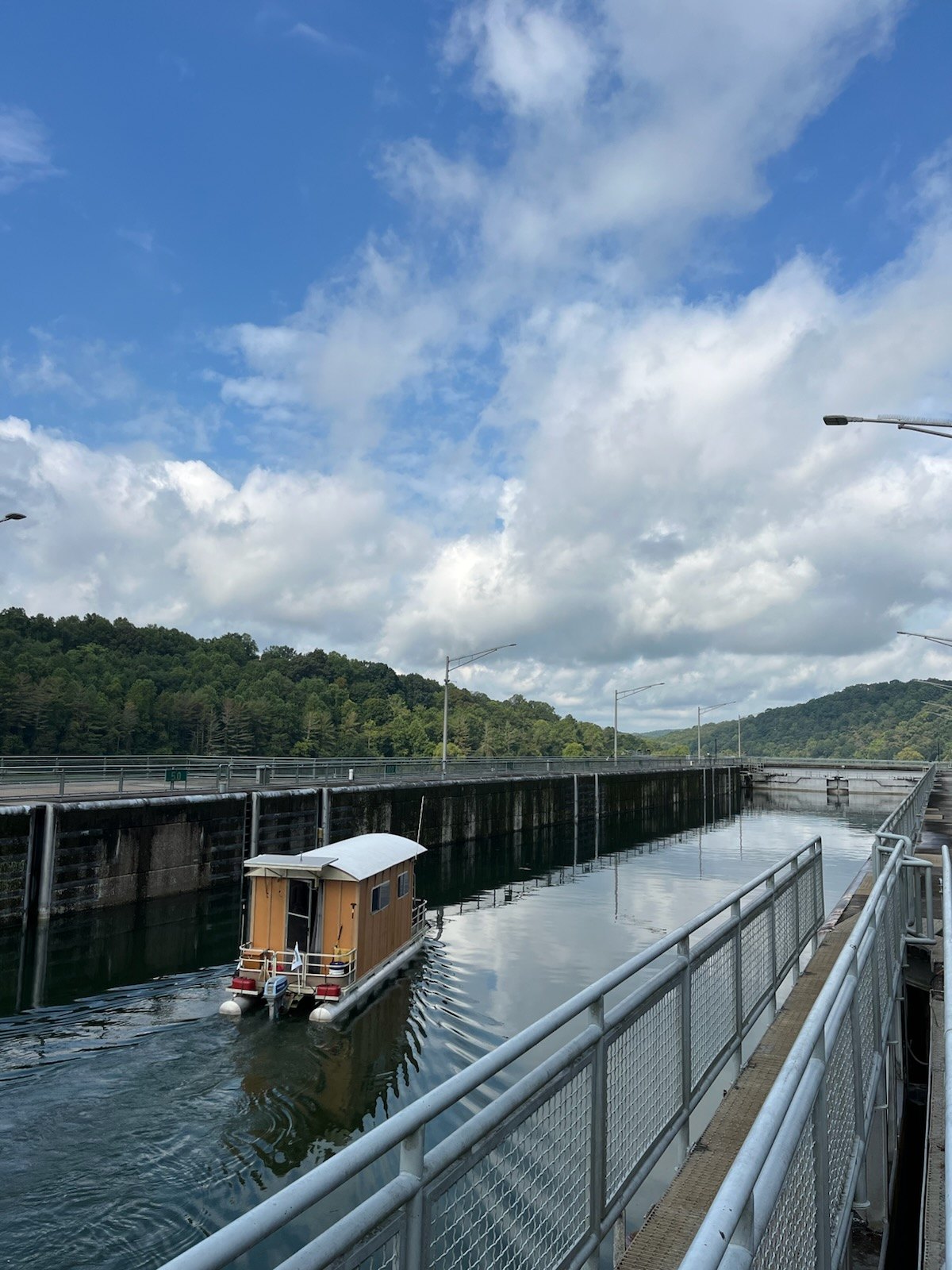 Tennessee - MELTON HILL LOCK: We had a scheduled downbound lockage at ...