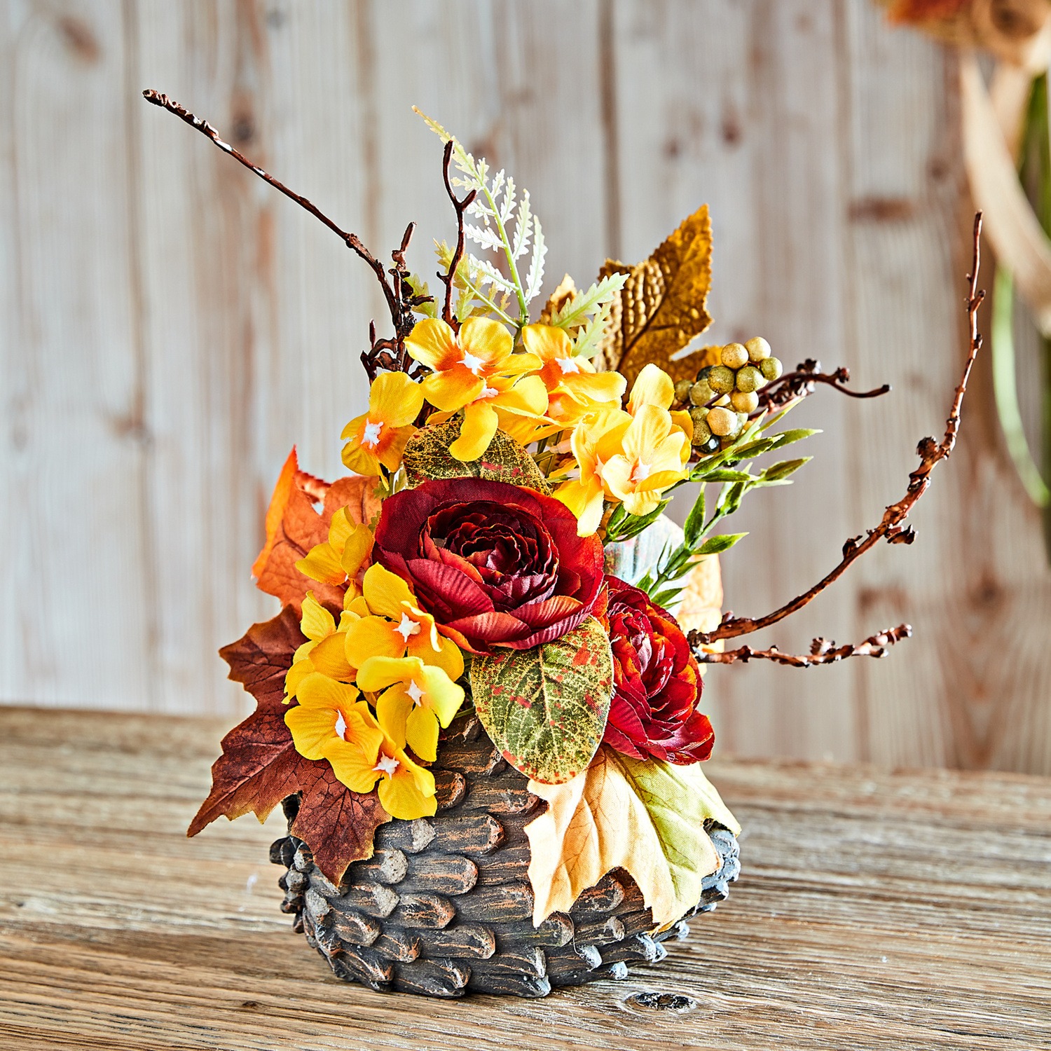 Der Herbst darf es sich auch zuhause gemütlich machen 🍂 Mit herbstlichen Kunstblumen setzen Sie warme Farbtupfer in Ihrer Wohnung – ganz ohne Gießen und ohne welke Blüten. So bleibt die Dekoration