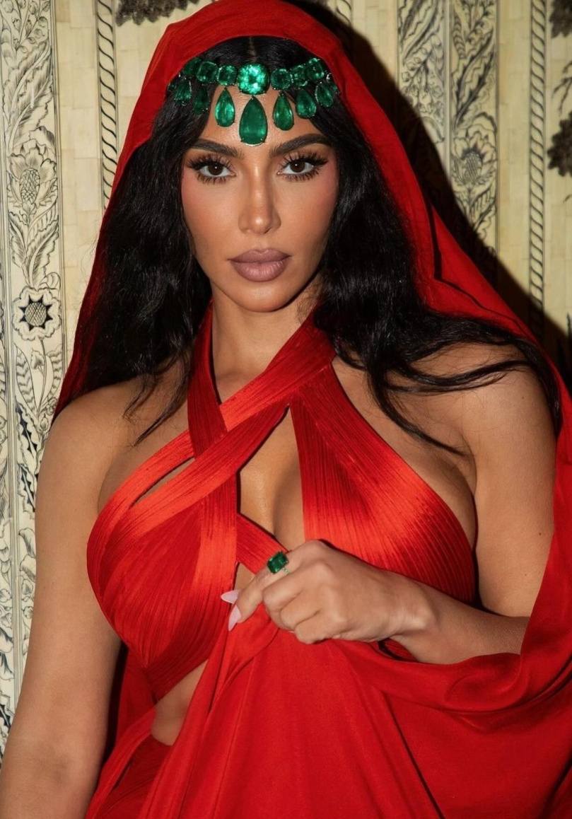 Happy 44th Birthday to Kim Kardashian 🎂🎂🎂 Follow #TheSpit Instagram:@_thespit ( link below) https://instagram.com/_thespit?igshid=YmMyMTA2M2Y=