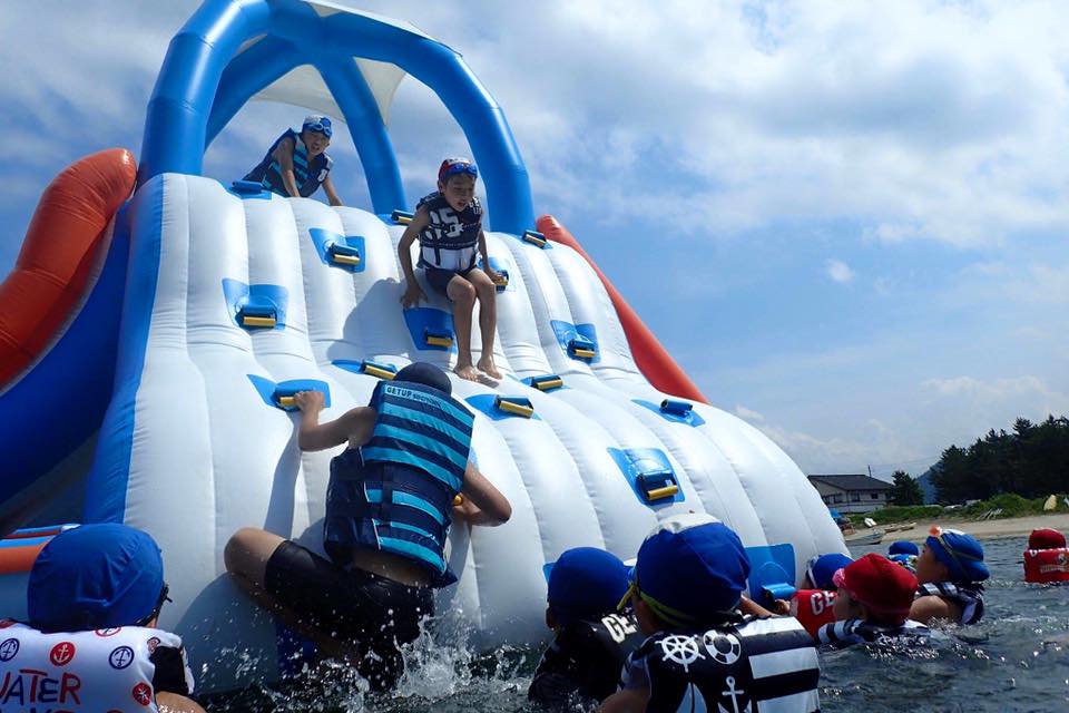 たけの観光協会 竹野浜 7月1日より豊岡市竹野海水浴場にオープンした海上アスレチック たけのチックラグーン の様子 Facebook