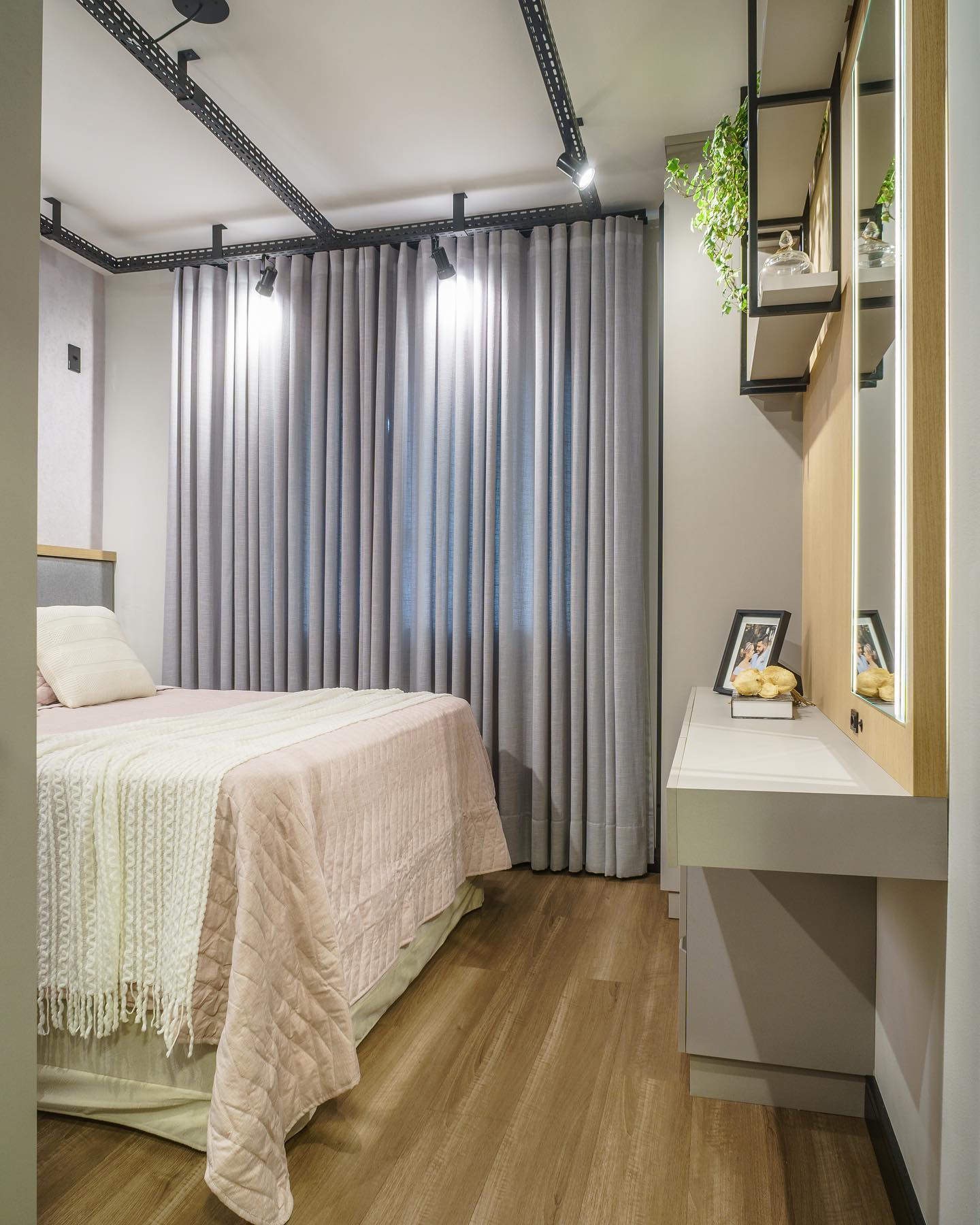 Esse quarto tem sim meu 🤍... - Arquiteta Tamiris Brandt