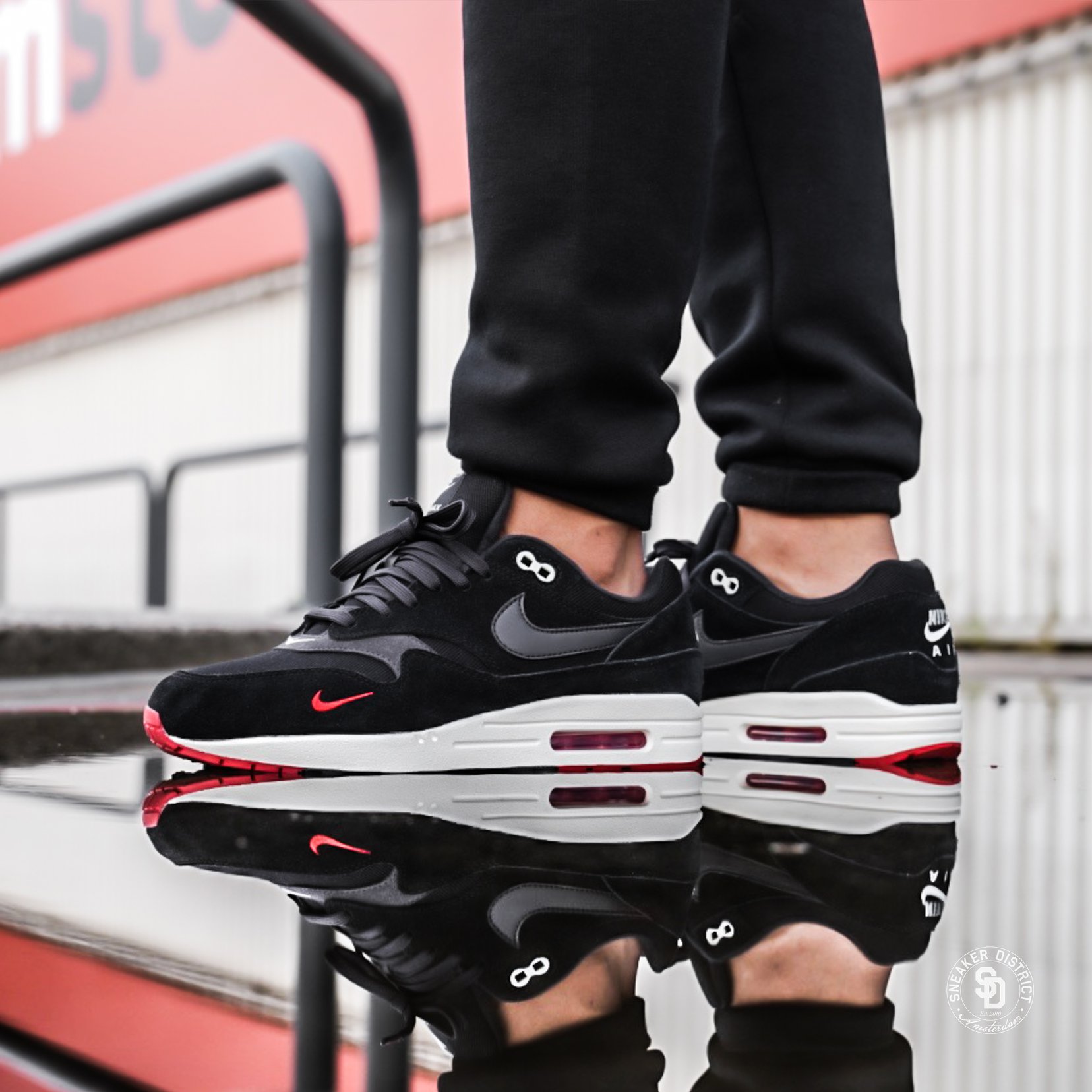 The Nike Mini Swoosh pack Black/University Red contains an Air Max 