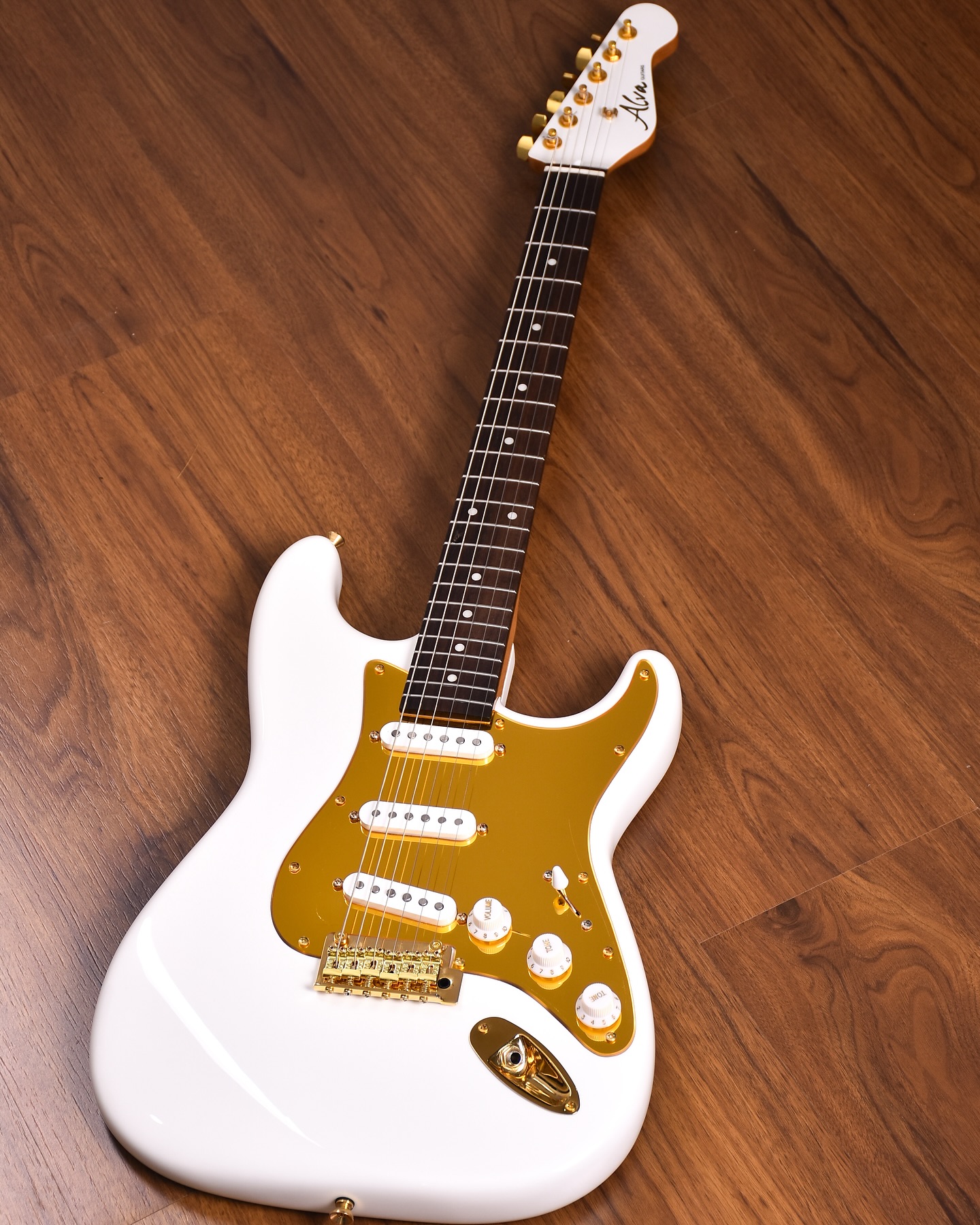 Alva - Alva Classic SA C60 Arctic White Features Alder Body Maple Neck ...