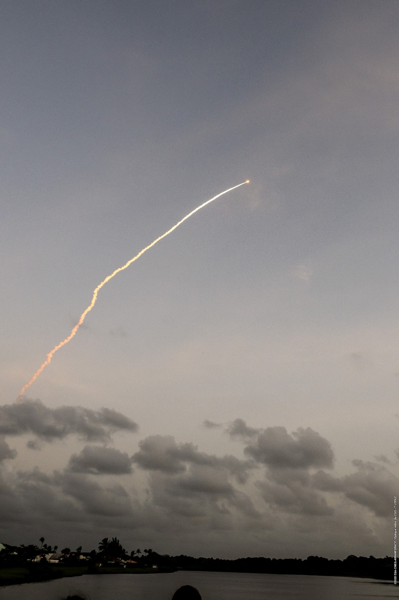 csg-centre-spatial-guyanais-le-lanceur-ariane-5-a-t-transf-r-du