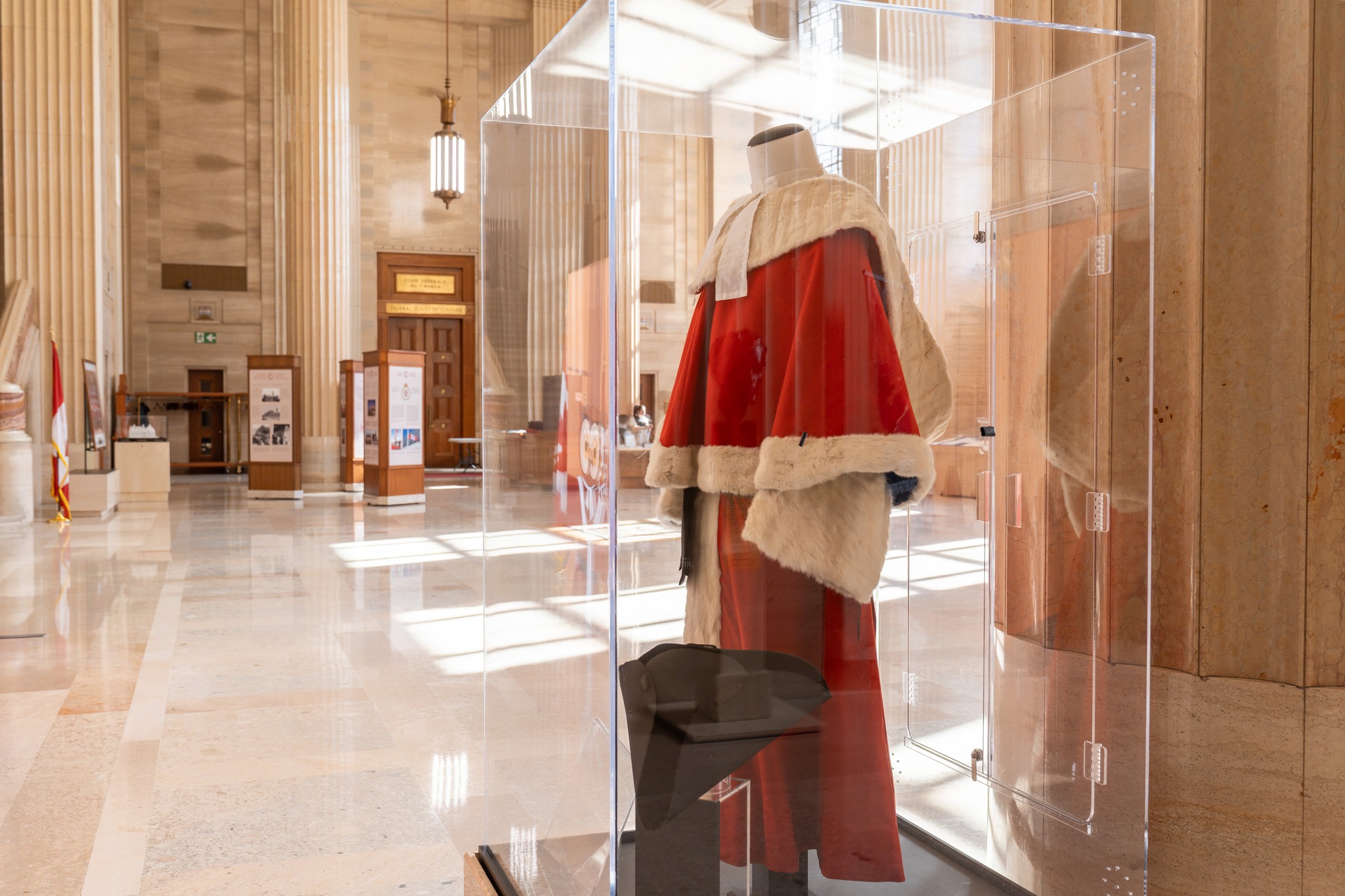 Cour - Admirez de près les célèbres toges d’apparat rouges des juges de ...