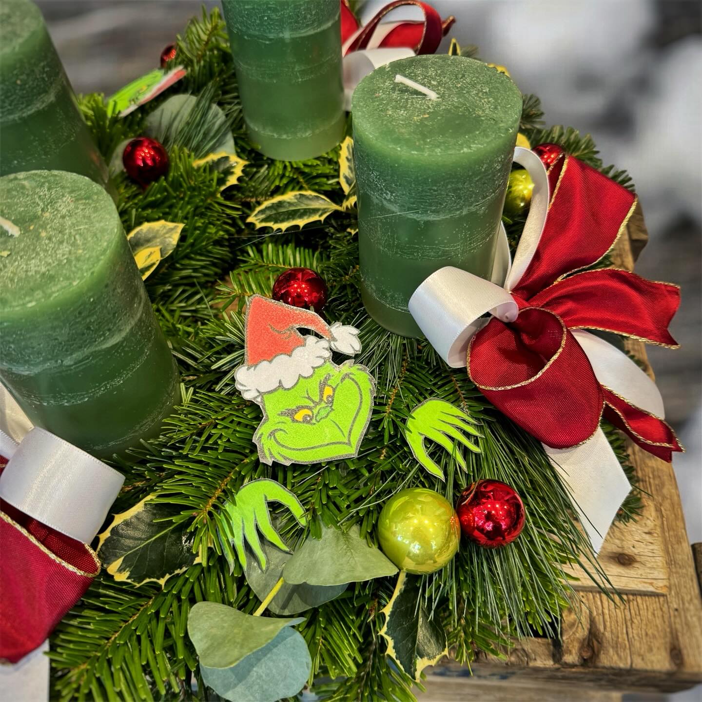 Ein Adventkranz im Grinch-Thema ist die perfekte Mischung aus verspielter Weihnachtstradition und frechem Charme. Mit den klassischen Farben Rot, Weiß und Grün bringt er den Grinch-Spirit direkt ins W