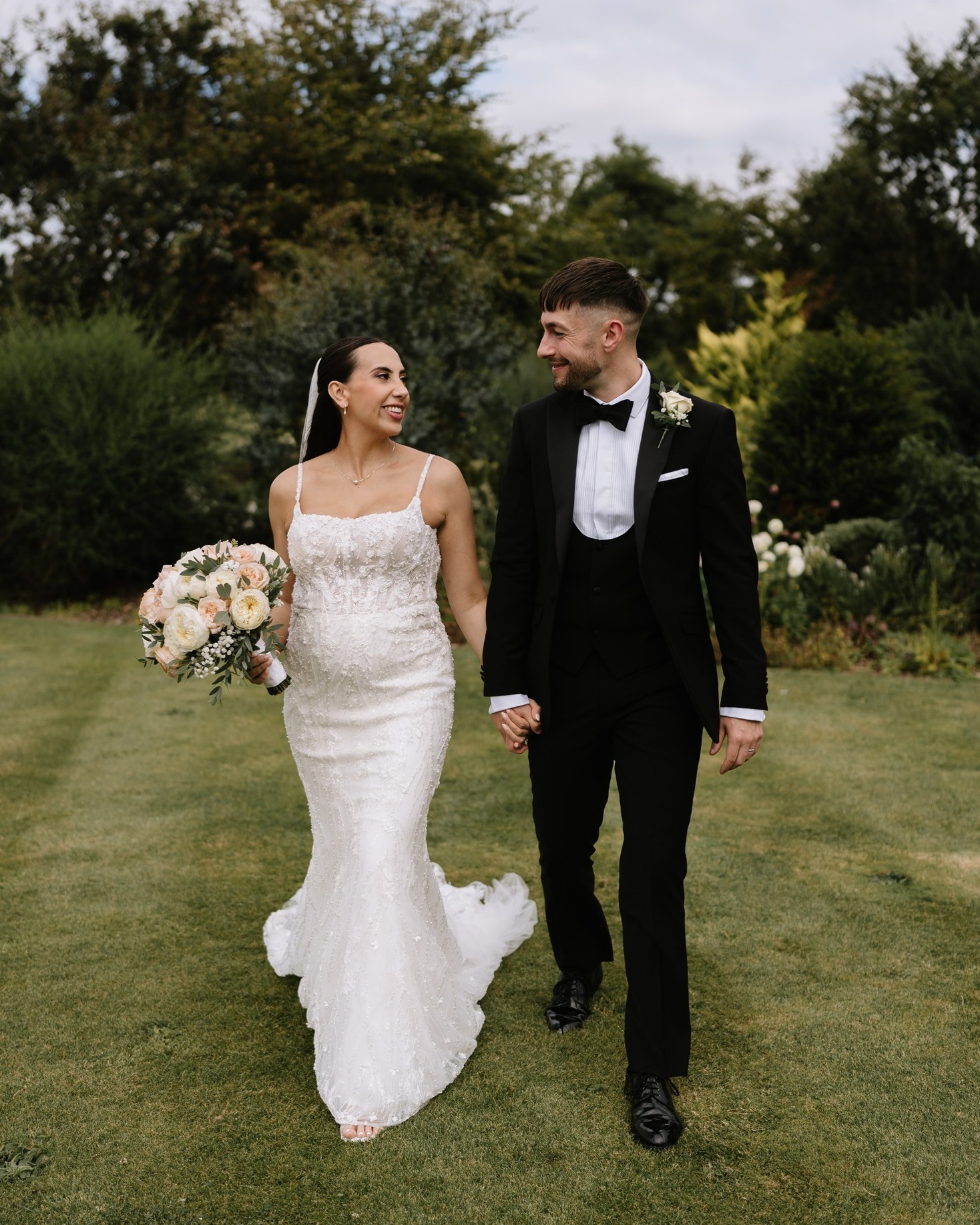 Pregnant brides: how to fit into wedding dress?