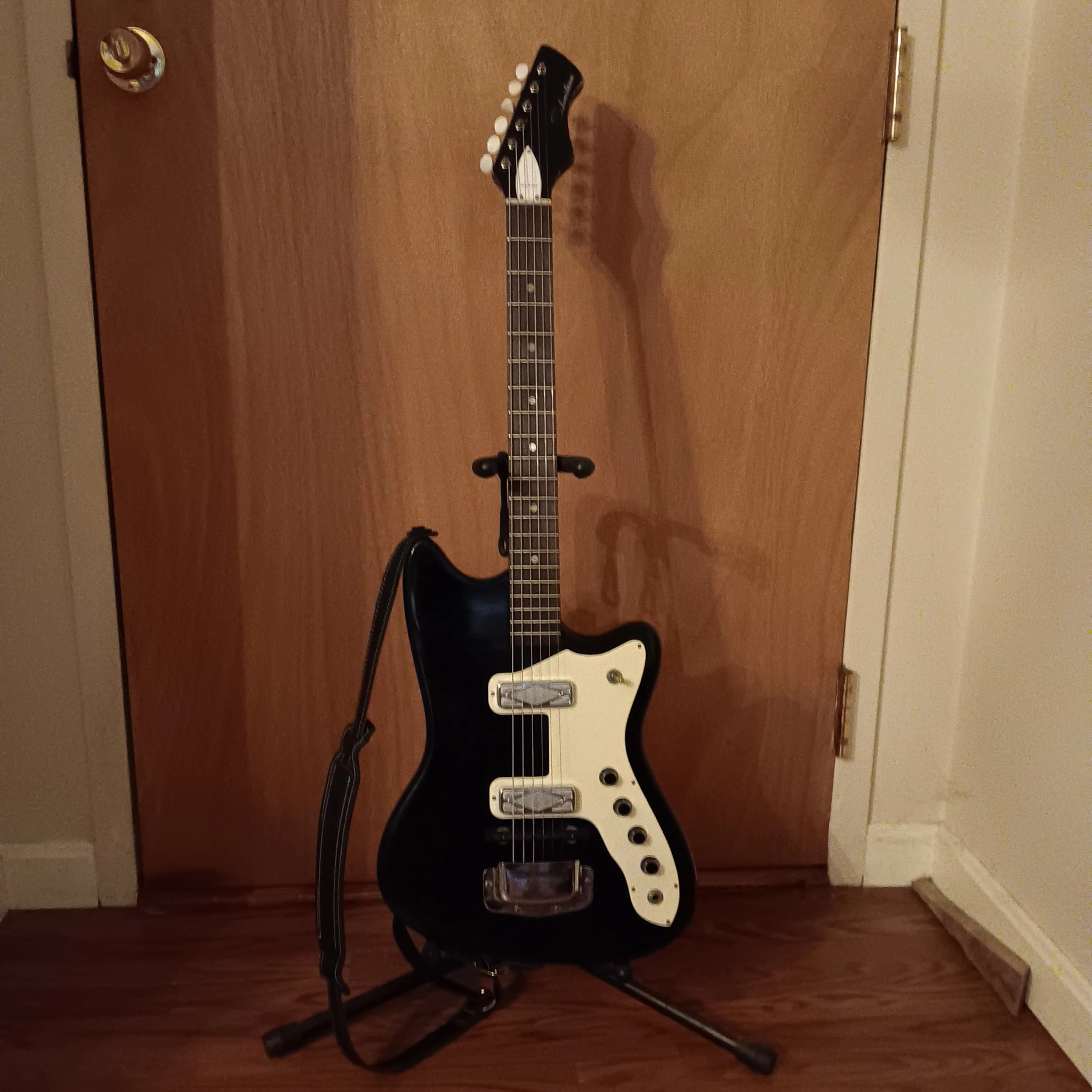 For sale at the site! 1965 Silvertone 604 (Harmony H929) parlor