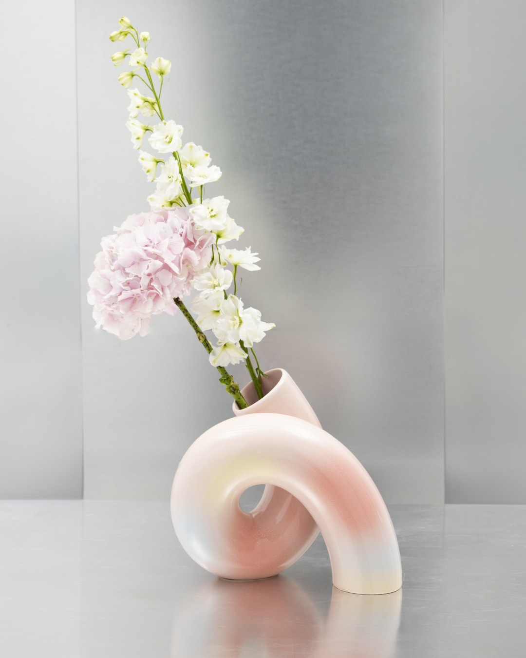 Motel a Miio x Ju Schnee Unsere ikonische Vase ist zurück – jetzt in drei neuen Farbvarianten. Gemeinsam mit @ju_schnee designt. Zeitlos, handgefertigt und gemacht für jedes Zuhause. Jetzt exklusiv