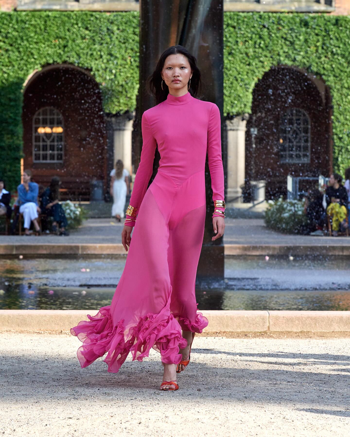 Nyheter fra ROTATE💕 Chiffon Maxi ruffle dress! Available in-store and online [qomo.no]