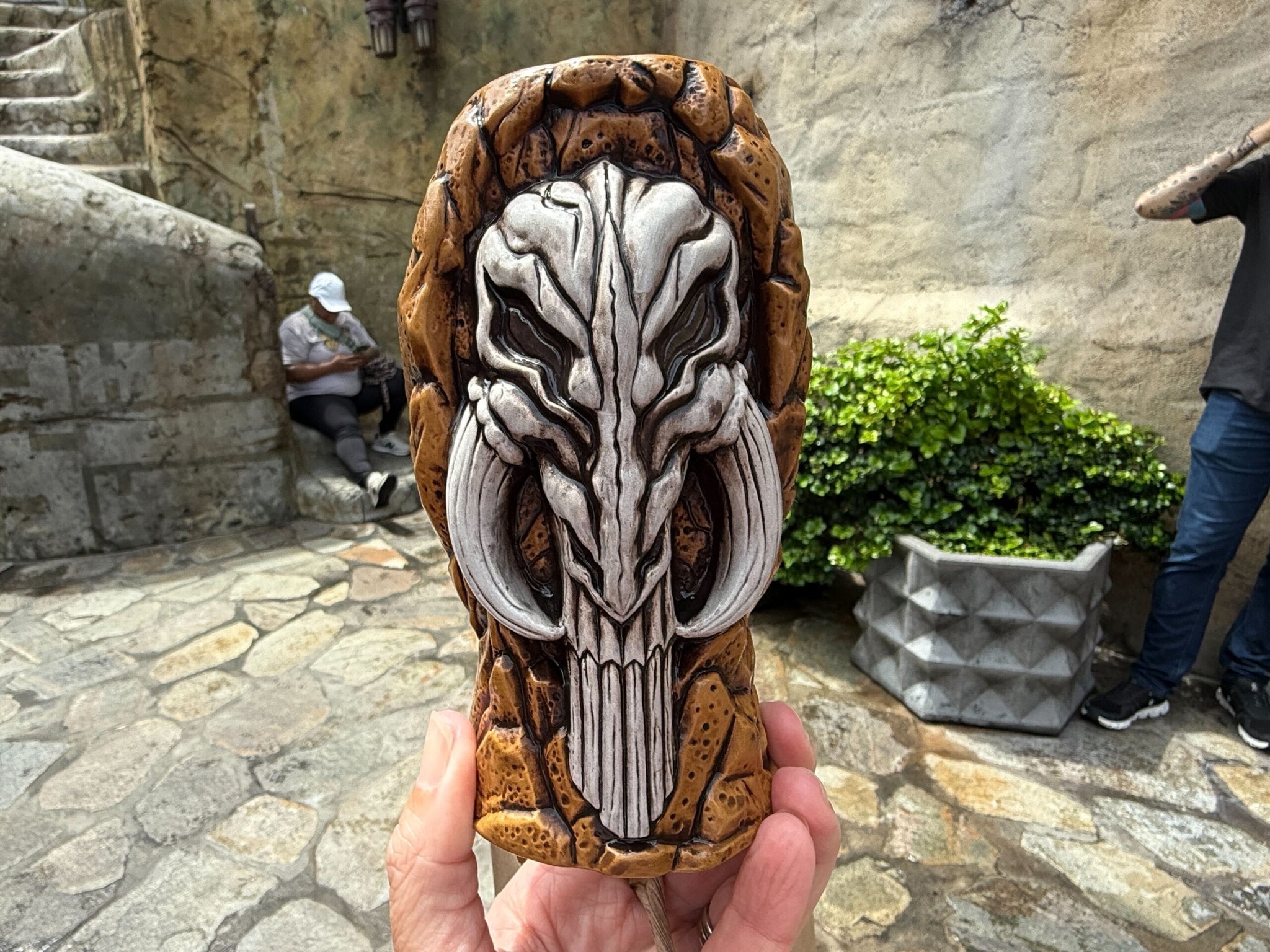REVIEW: Mandalorian Souvenir Mythosaur Mug and Drink at Oga's