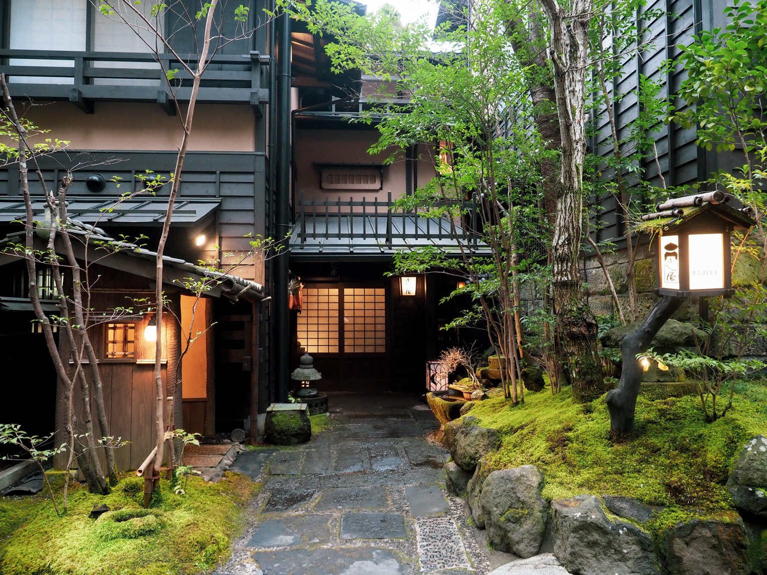 風塵萬里 旅人手札 - 一個人也能住黑川溫泉看點燈，這家富士屋就是當地黑川溫泉的宣傳圖門面，有小而美的單人和式間住起來... | Facebook