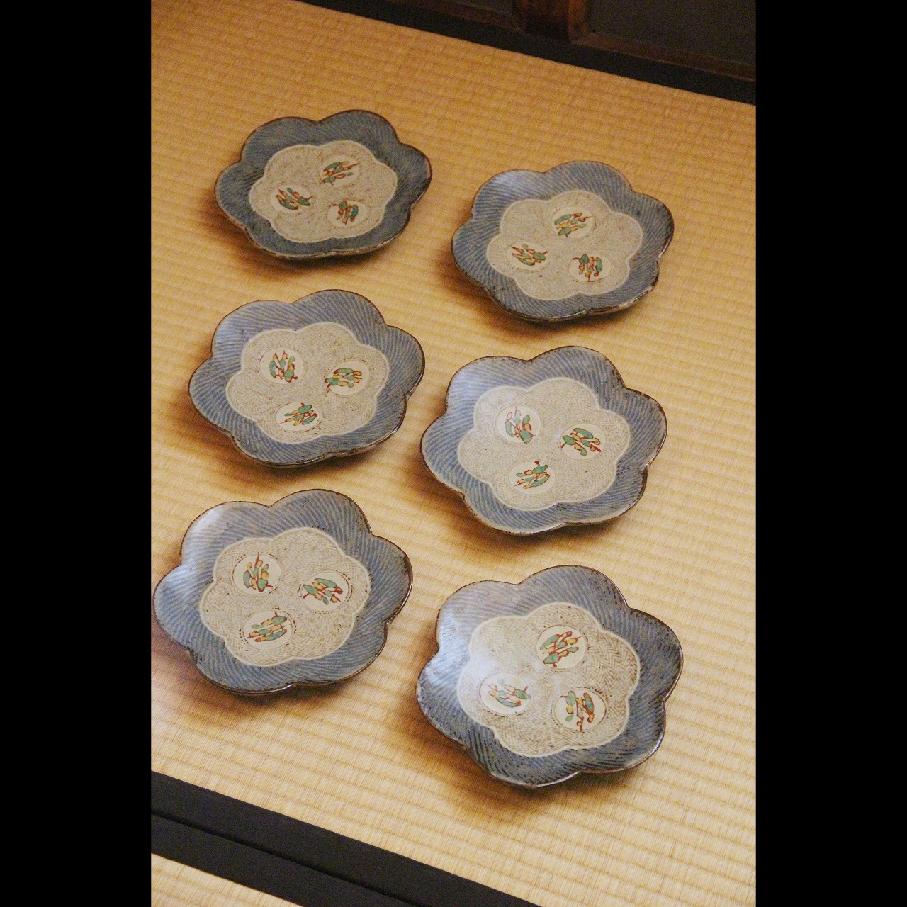 島岡 達三 「象嵌赤絵草花文花型組皿6客組」 】 径21.5cm 高さ2.8cm