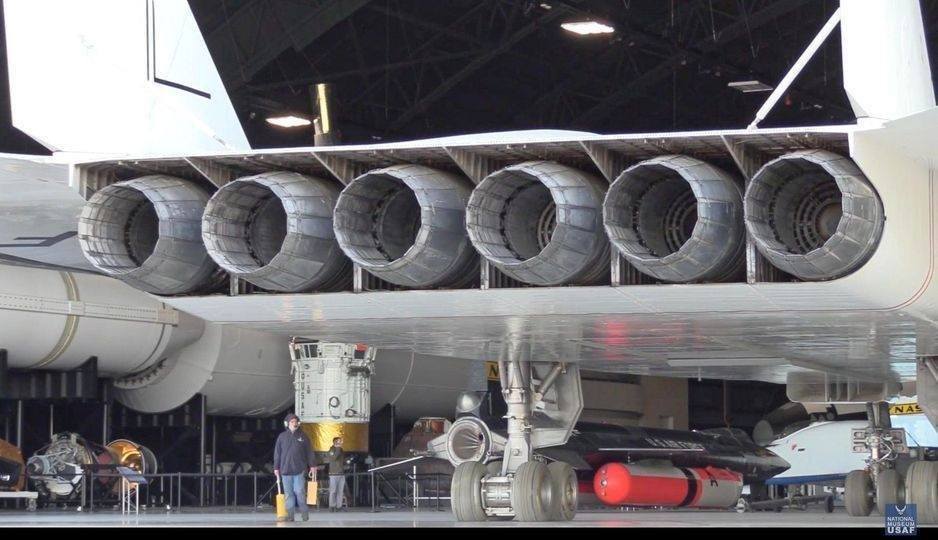 飛び込み鷲 PlaneHistoria - The massive XB-70 Valkyrie holds the title as the
