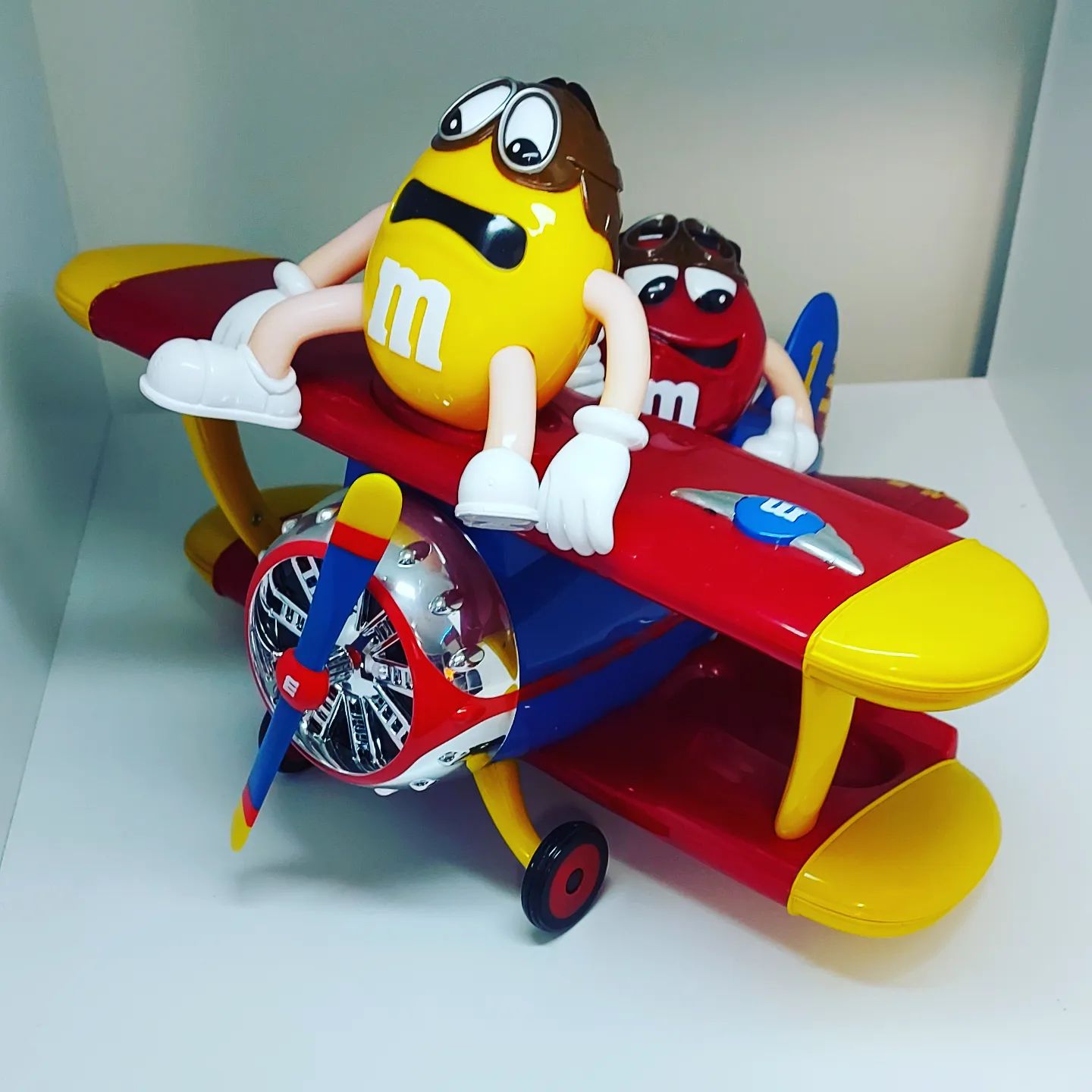M&M - DISPENSER - Up in the air we fly, zoom zoom crazy M&M