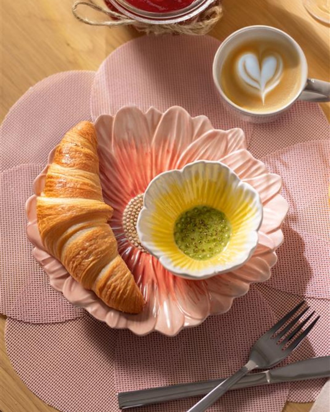 Diese Blüten sind ganz pflegeleicht – sie brauchen nur Croissants statt Wasser.🥐 Die Flower-Serie: Teller und Schüsseln, die aussehen wie frisch erblüht.🌼🍽️ Wem gefällt das Design genauso gut? . .