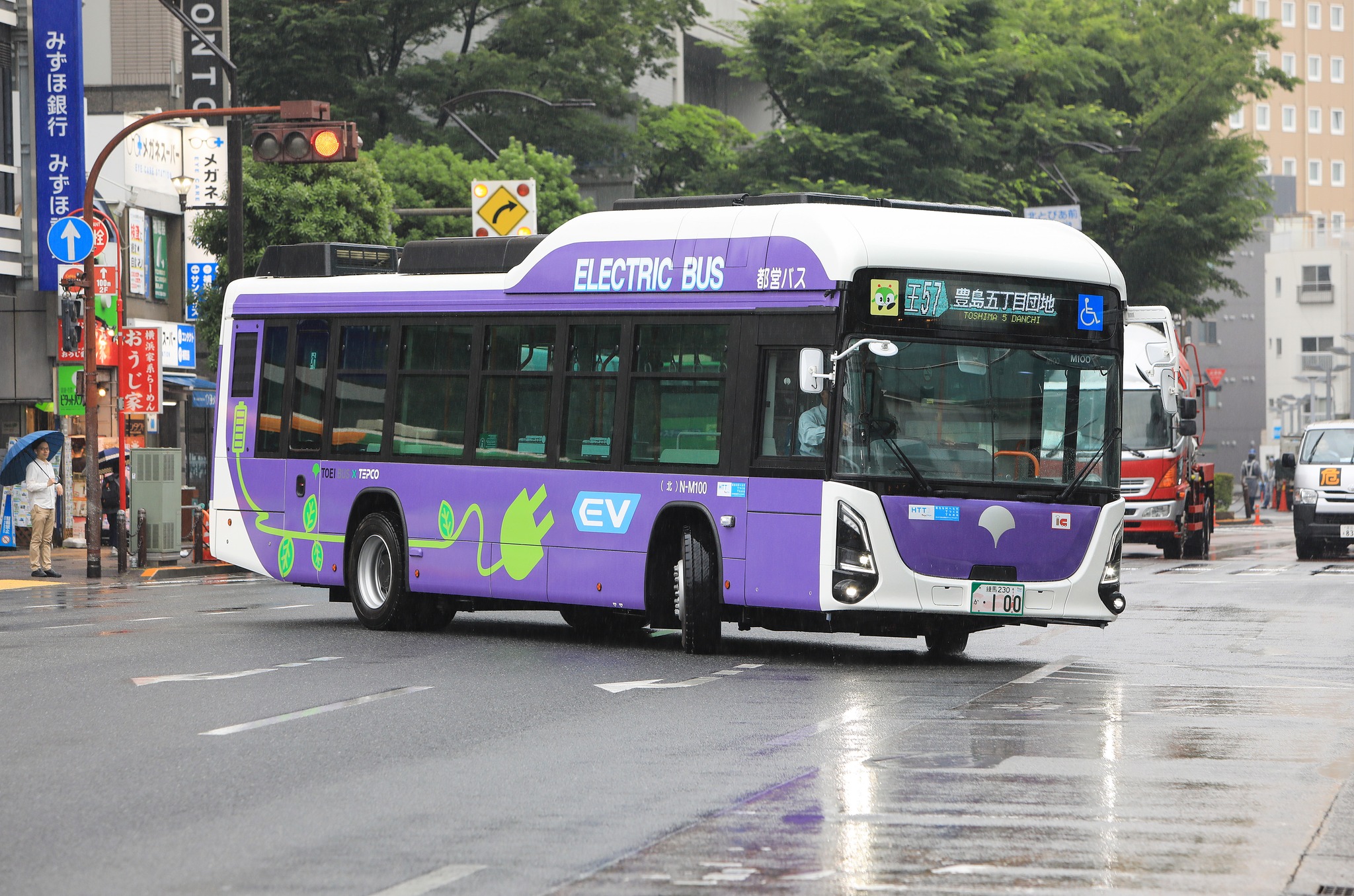 天河客運站 - 都営巴士的ERGA EV在2025年6月10日正式首航。塗裝採用電動巴士特別色彩，以「江戶紫」為主色。 Toei Bus ...