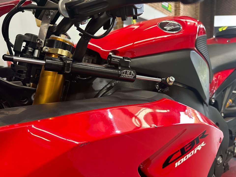 ワン Custom steering damper installation on CBR1000RR motorcycle