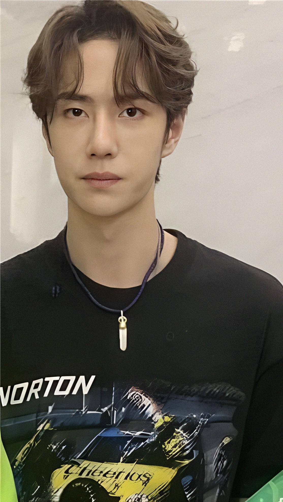 𝐔𝐍𝐈𝐐-王一博- 𝐔𝐍𝐈𝐐-王一博added a new photo.