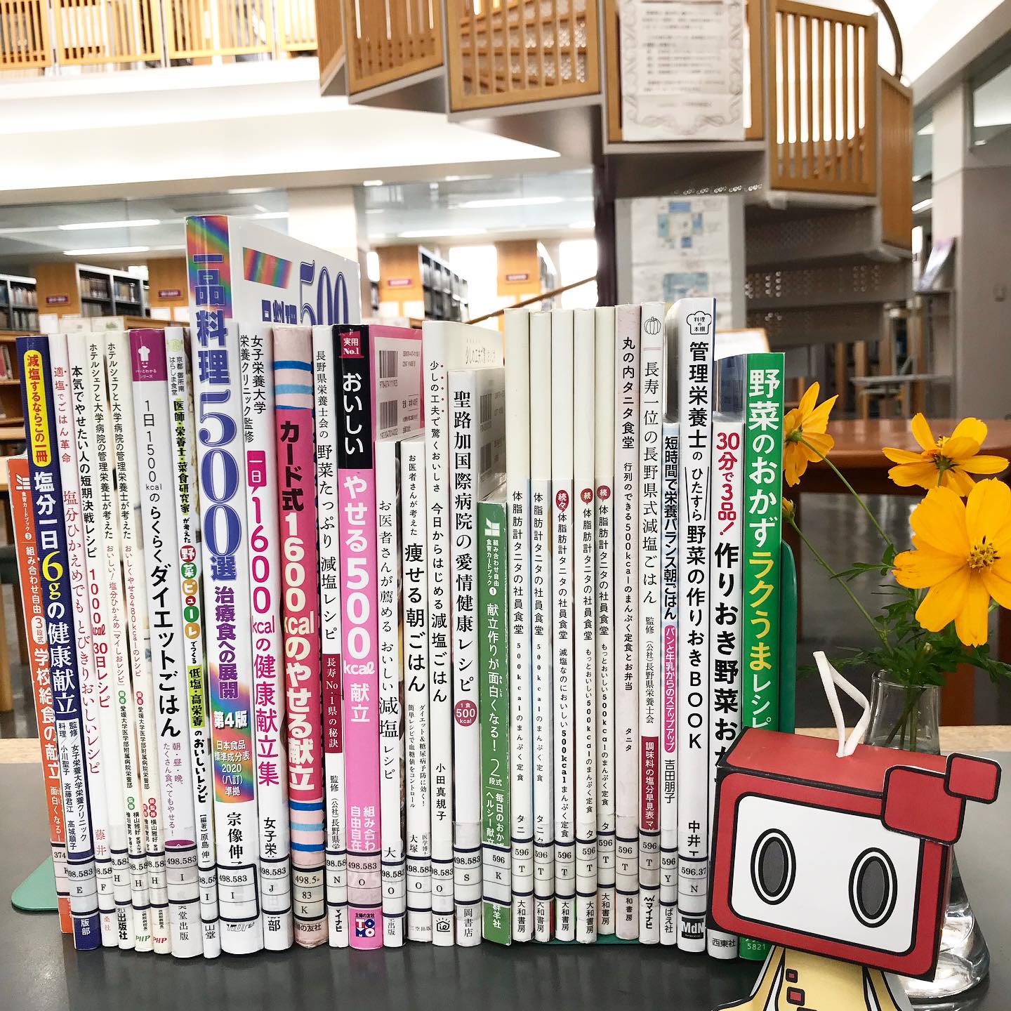 図書館だより 図書館資料を利用して献立作成をしている食物栄養学科1 