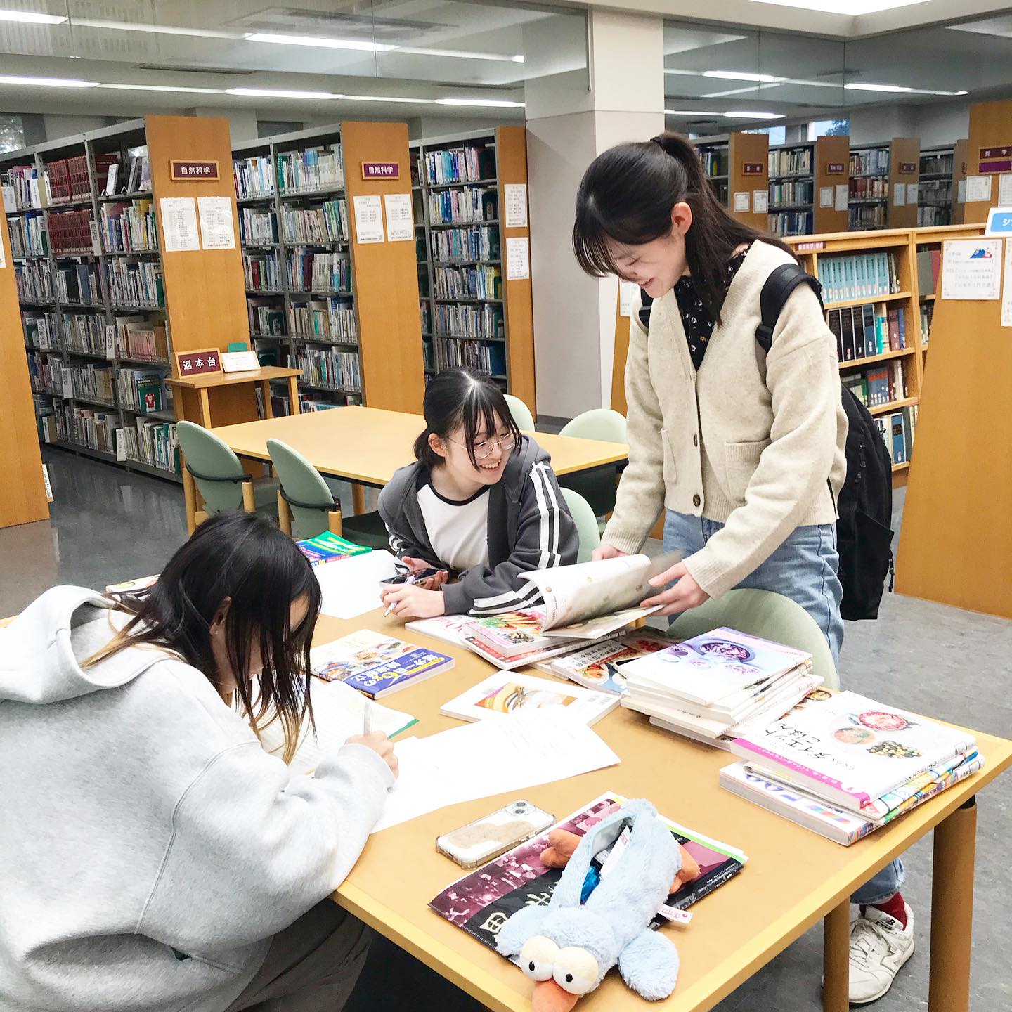 図書館だより 図書館資料を利用して献立作成をしている食物栄養学科1 