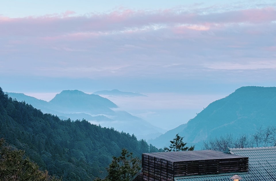 太平山國家森林遊樂區 - ｜#太平山莊｜傍晚眼前所及的色調，是樹林、遠山、雲霧、黃昏所構成的一幅，帶著冷色與暖色的風景。 有一點點暖心，有 ...