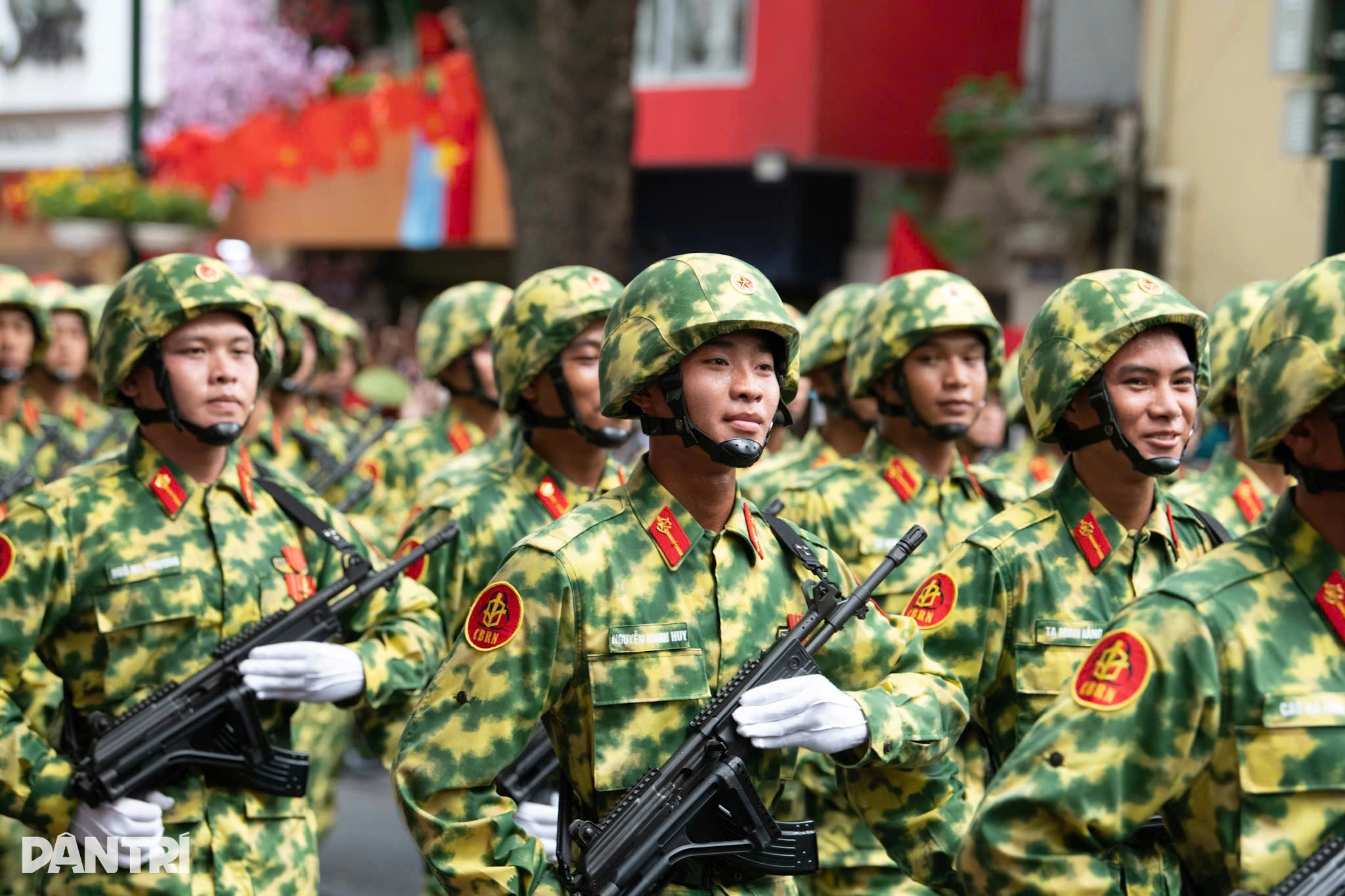 Dân - Khối chiến sĩ Phòng hóa nổi bật trong trang phục rằn ri màu loang ...