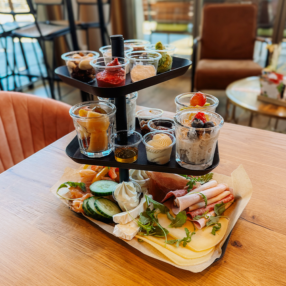 Perfekter Start in den Tag ✨ Unser Genießer Frühstück auf der Etagere – die ideale Balance zwischen herzhaft & süß 🍓🥐🧀