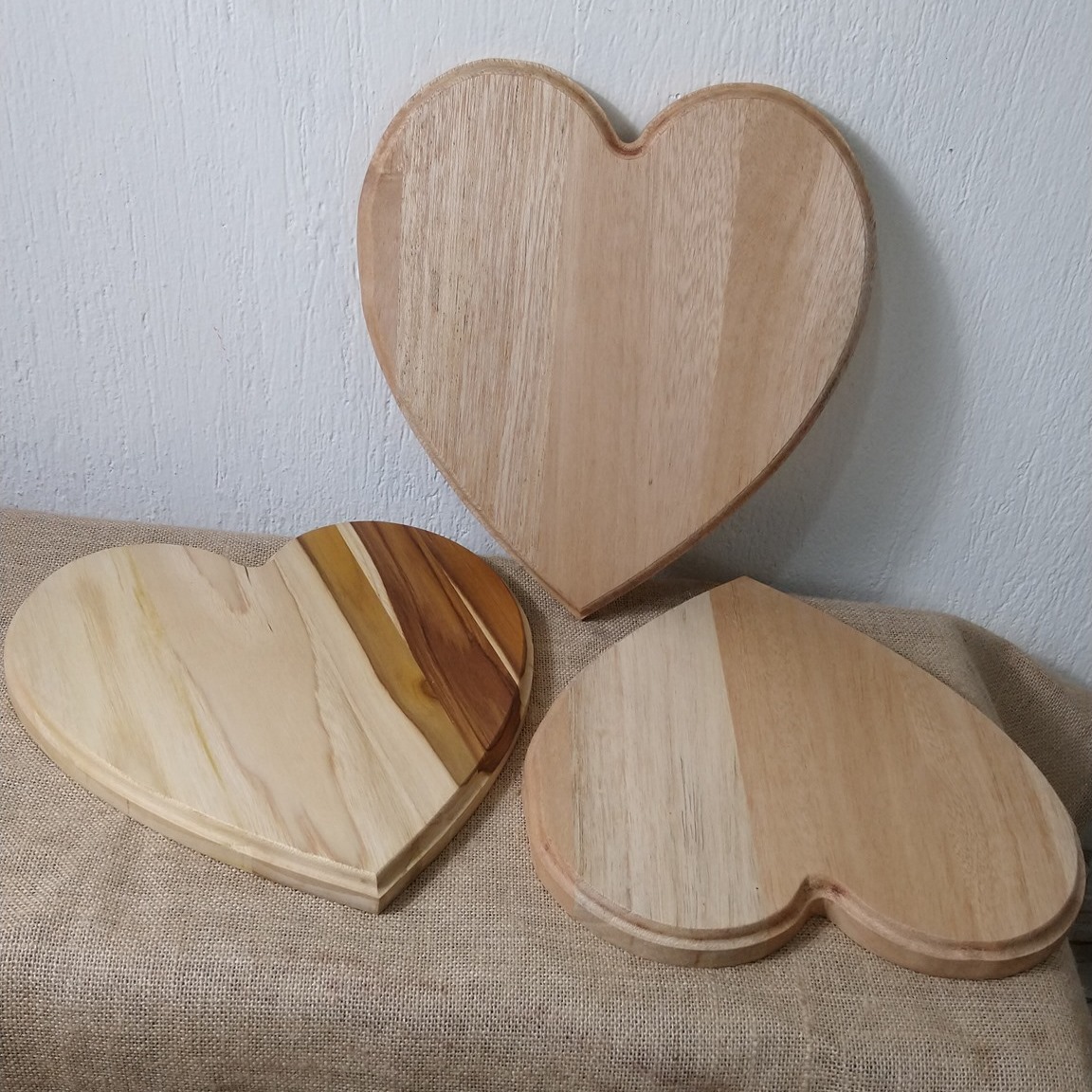 Tabla De Cortar De Madera Hevea T&G | Rectangular Con Orificio Corazón, Mediana, Natural Y Antibacteriana
