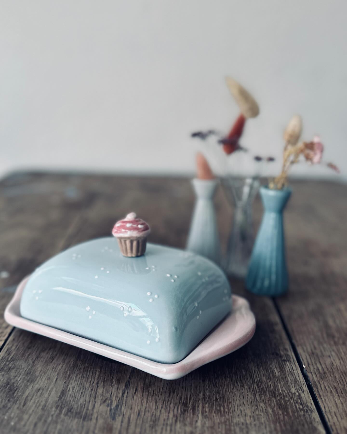 DIY-Keramik bemalen🎨 Butterdose🫶🏼 Dieses Design begleitet mich jetzt 14 Jahre! Was für ein Wahnsinn. 🥰 Ich kann dir gar nicht mehr sagen, wie oft ich den kleinen Muffin schon angemalt habe. 🙄😃 🙋‍♀️