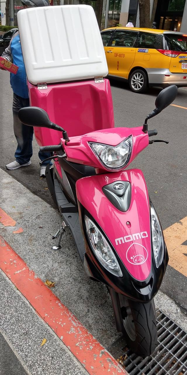 Momo購物台 捕獲野生momo機車快遞 有人也在路上看過他嗎 是不是有點太可愛 電視台日常 Facebook