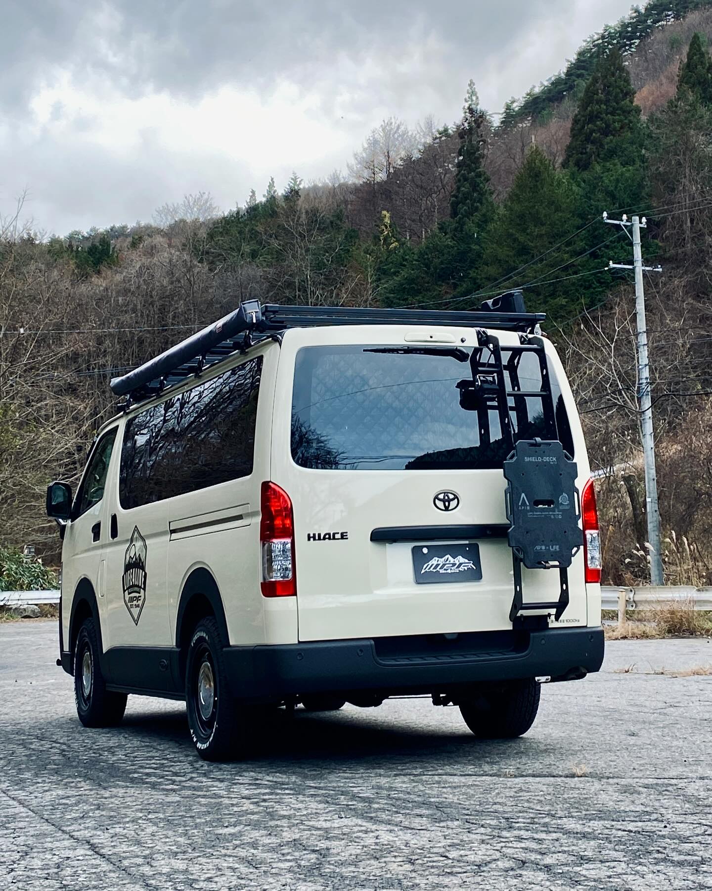 ENJOY HIACE LIFE . ハイエース用 EXPリアラダー（EXL-03）は 拡張性の 
