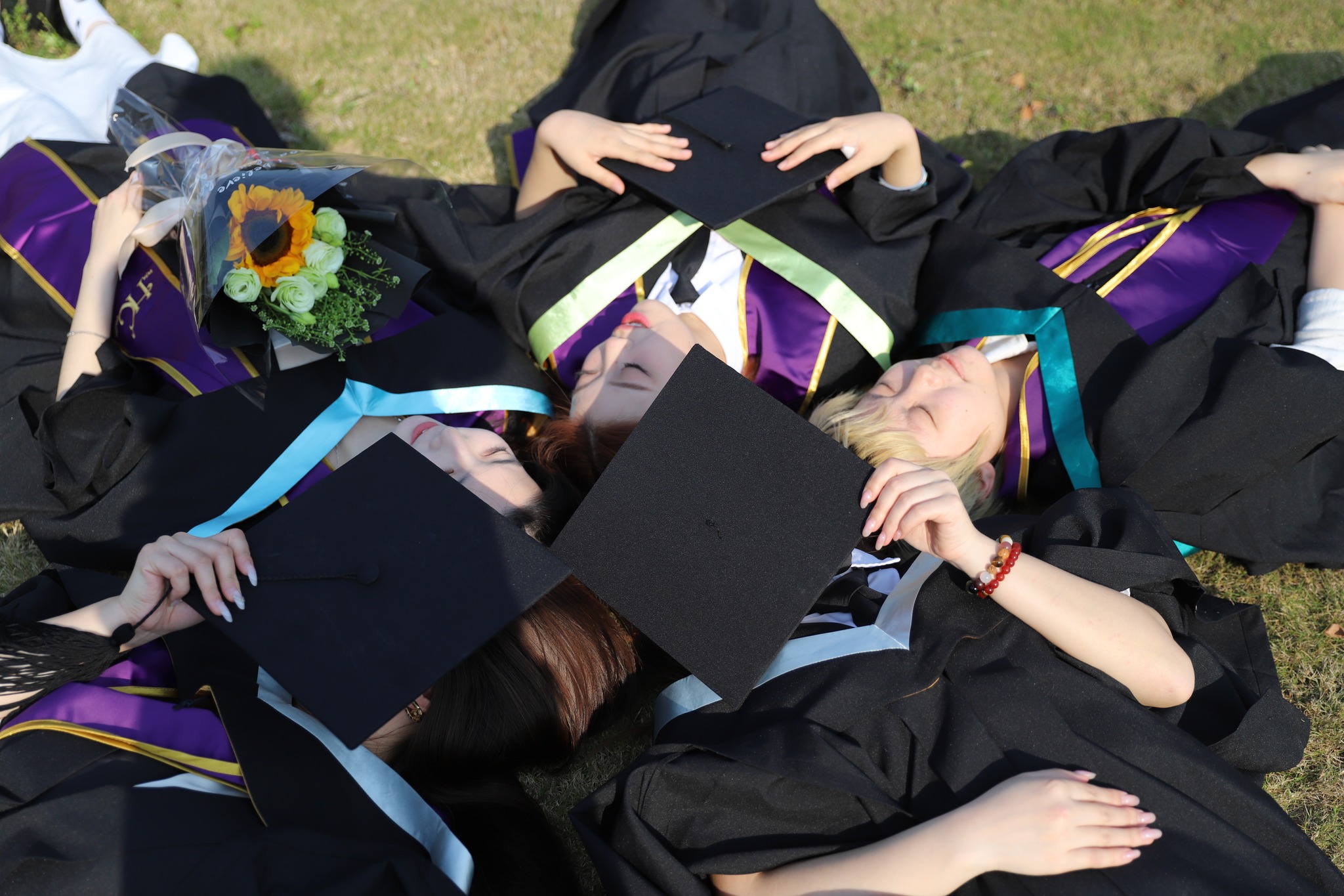 University - 畢業了，他們在 #澳大 的最後一堂課，就這樣悄然而至：https://shorturl.at/5jjjD Time ...