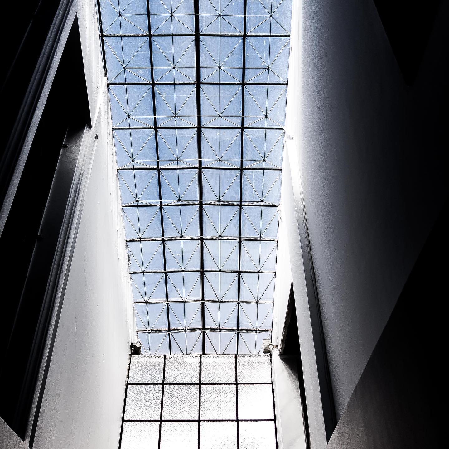 Ryota - 天の窓 #光 #写真 #窓 #空 #天窓 #あかり #アメリカ生活 #アメリカ暮らし #ライト #light #window ...